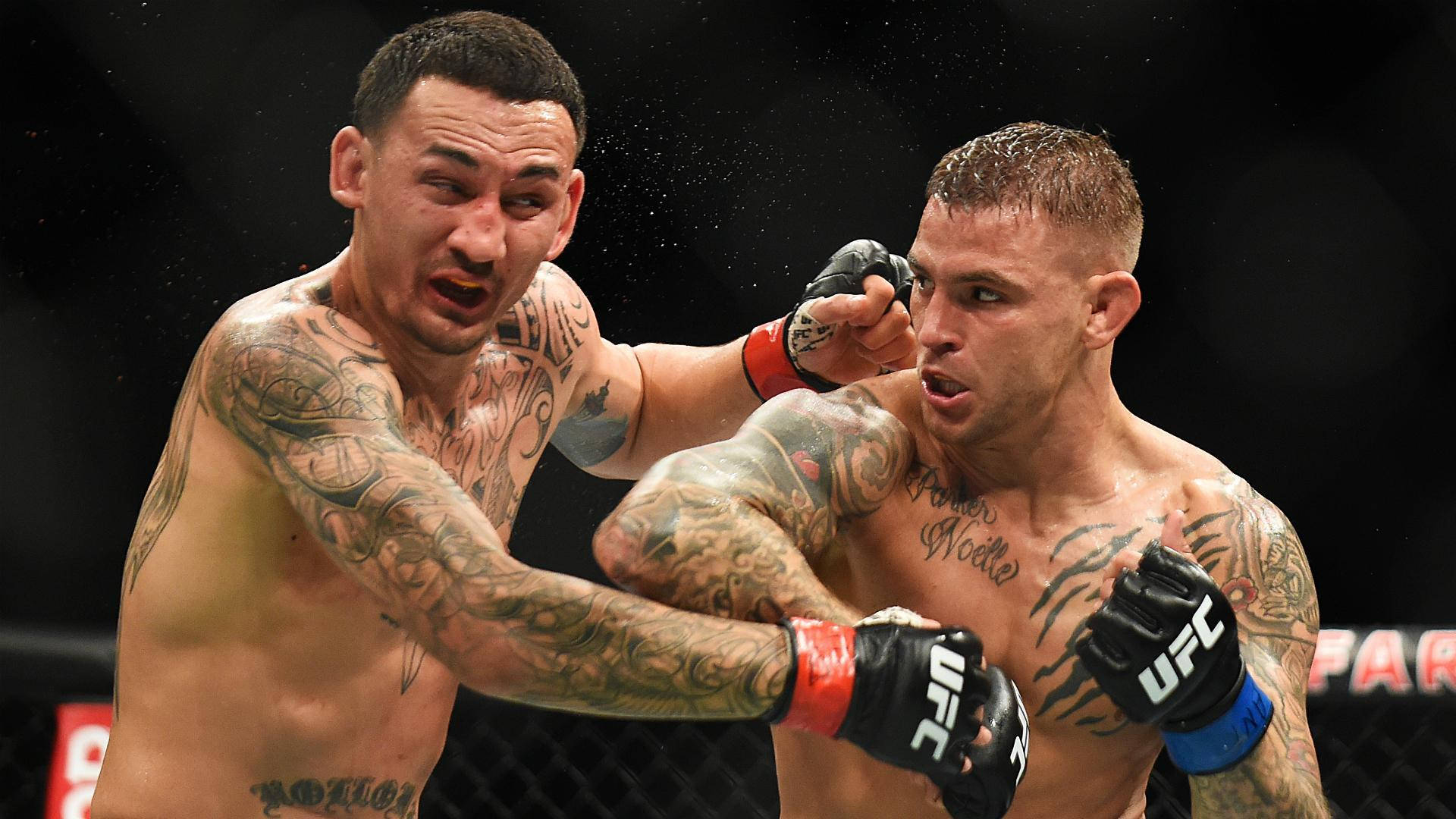 Fight 桌布 壁紙 — 兩名有刺青的MMA拳手在激烈的鐵籠賽中碰撞，汗水飛濺，表情兇猛。