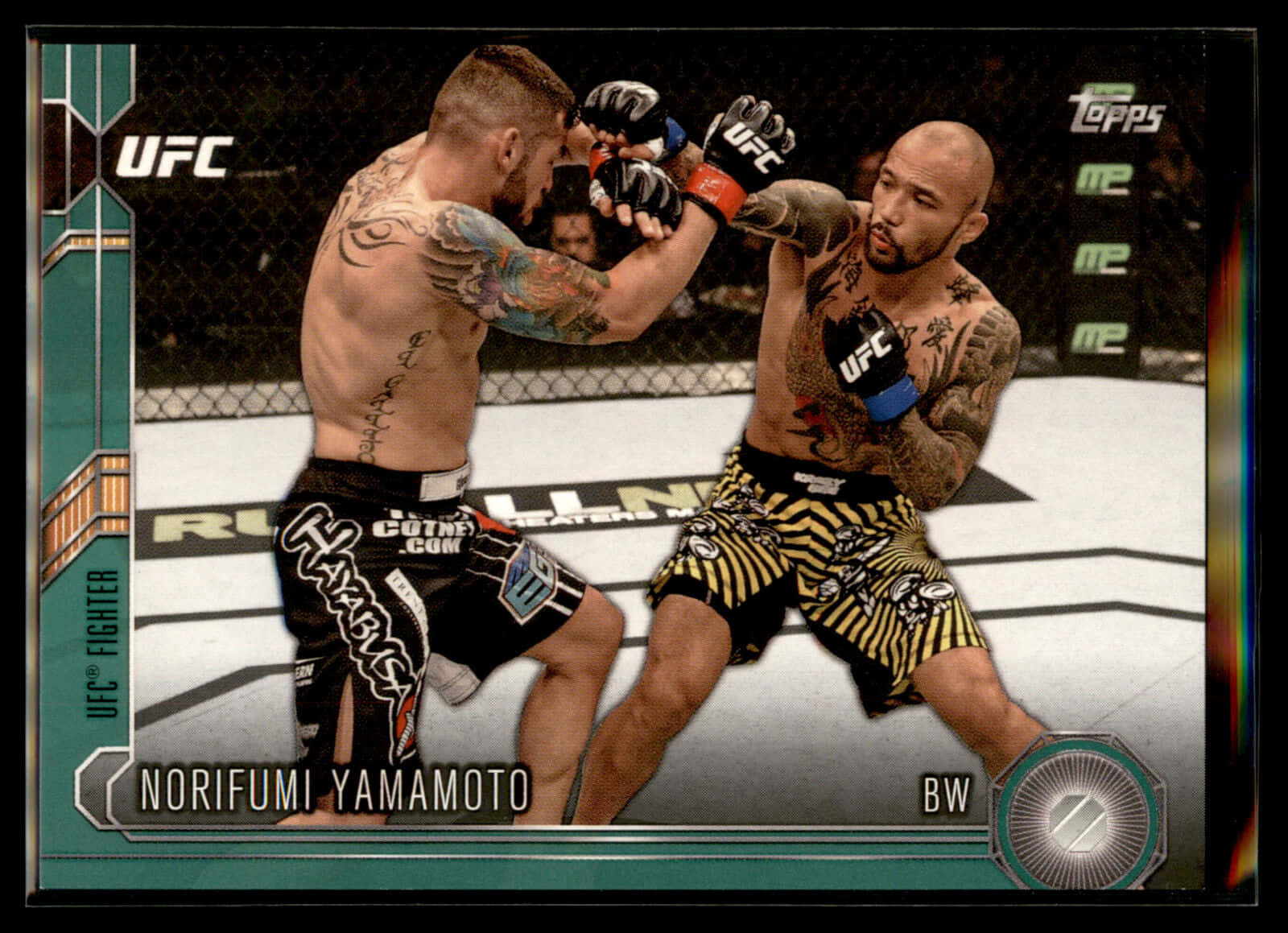 UFC 桌布 壁紙 — 兩名有刺青的UFC拳手在激烈的鐵籠賽中碰撞，手套飛舞，汗水飛濺。