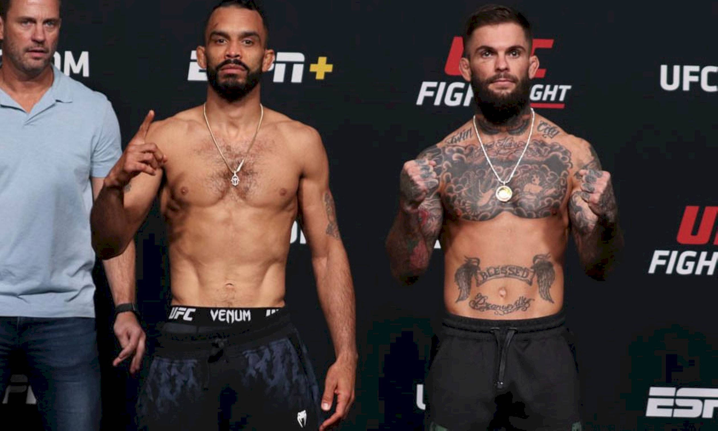 UFC 桌布 壁紙 — 兩名有刺青的UFC拳手在稱重時赤裸上身擺姿勢，表情強烈，冠軍腰帶清晰可見。