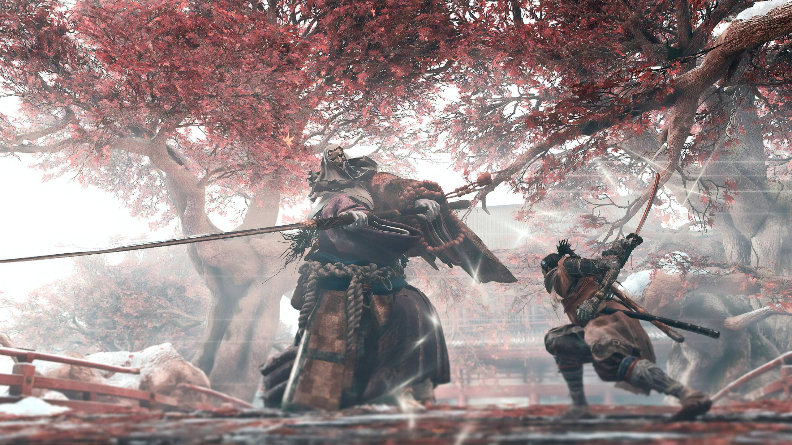 Sekiro 桌布 壁紙 — 兩名武士在霧氣瀰漫、白雪覆蓋的森林空地中，在鮮紅楓樹的樹冠下交鋒。