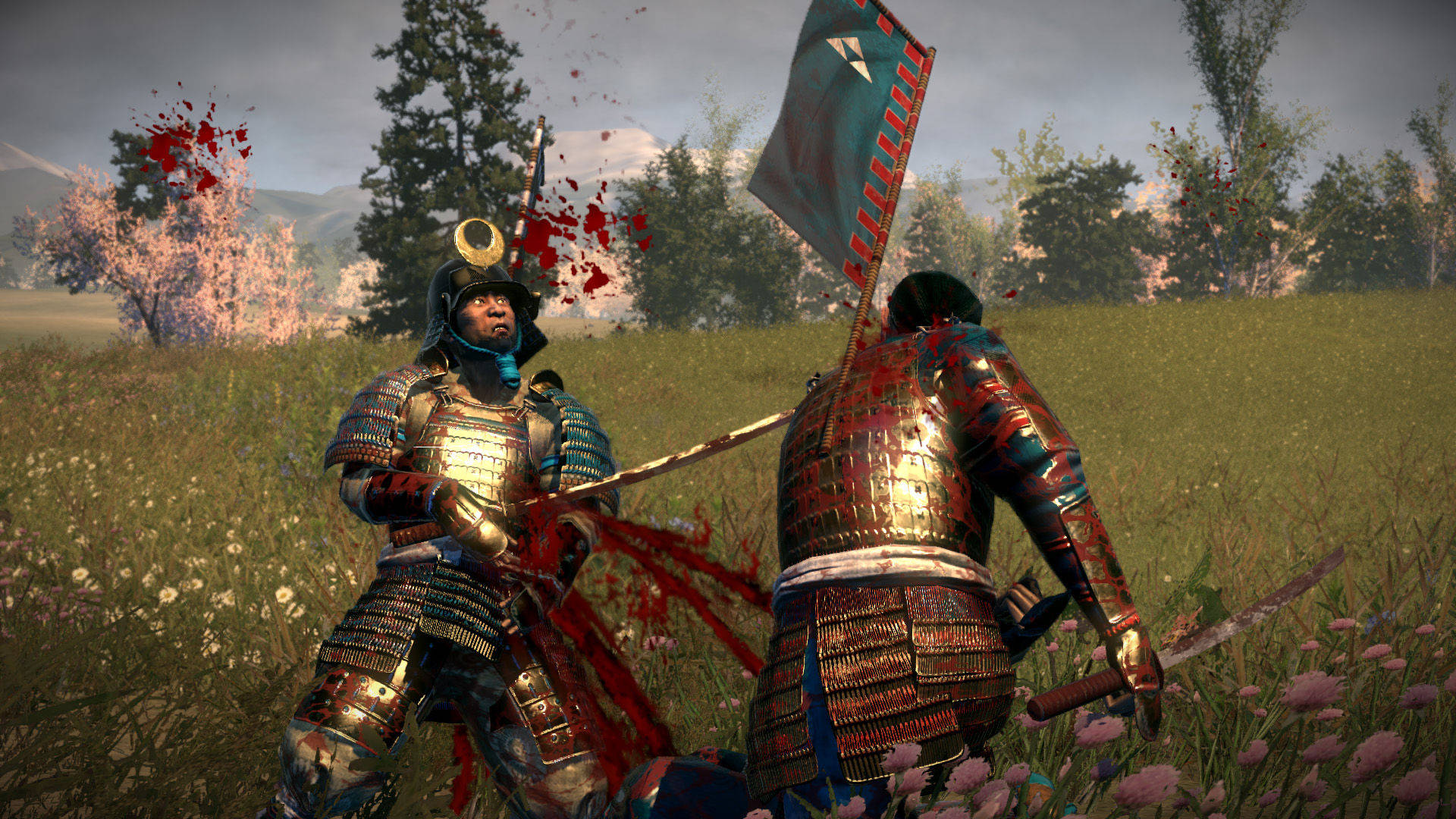 shogun 2 total war 桌布 壁紙 — 兩名武士戰士在櫻花盛開的草地上交鋒，劍擊處鮮血飛濺。