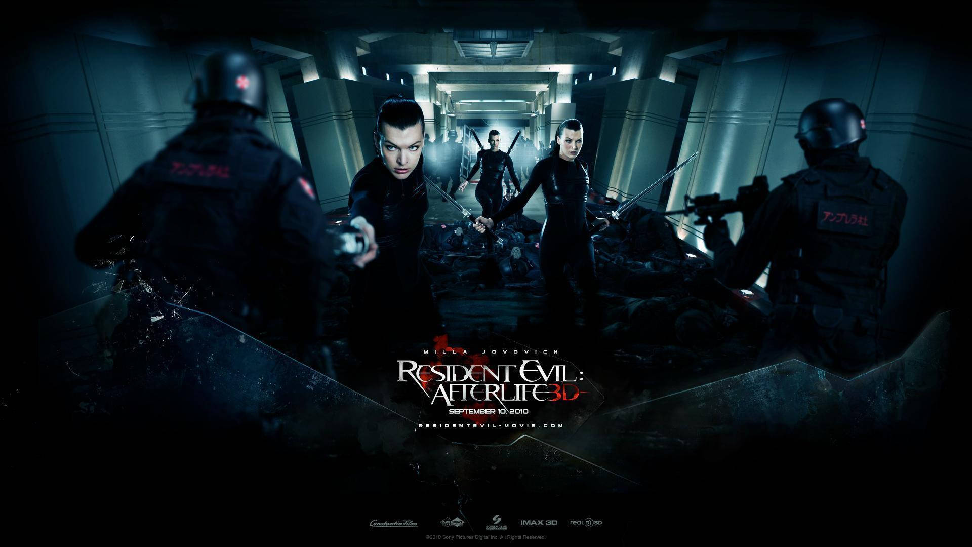 evil 桌布 壁紙 — 兩名武裝人物在一個黑暗的未來主義走廊中與士兵對峙，走廊中有發光的藍色燈光和碎片。