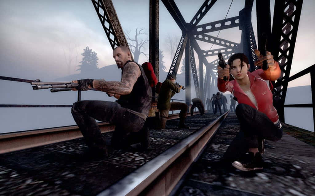 Left 4 Dead Characters 桌布 壁紙 — 兩名武裝人物蹲在生鏽的火車橋上，瞄準接近的敵人，營造緊張的戰鬥場景。