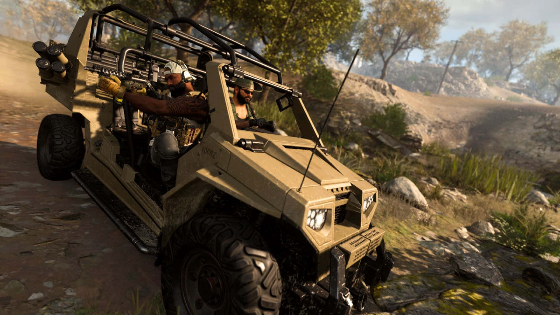 Call Of Duty Vehicles 桌布 壁紙 — 兩名武裝士兵乘坐堅固的棕褐色軍用吉普車，穿過陽光普照、岩石遍佈、樹木稀疏的地形。