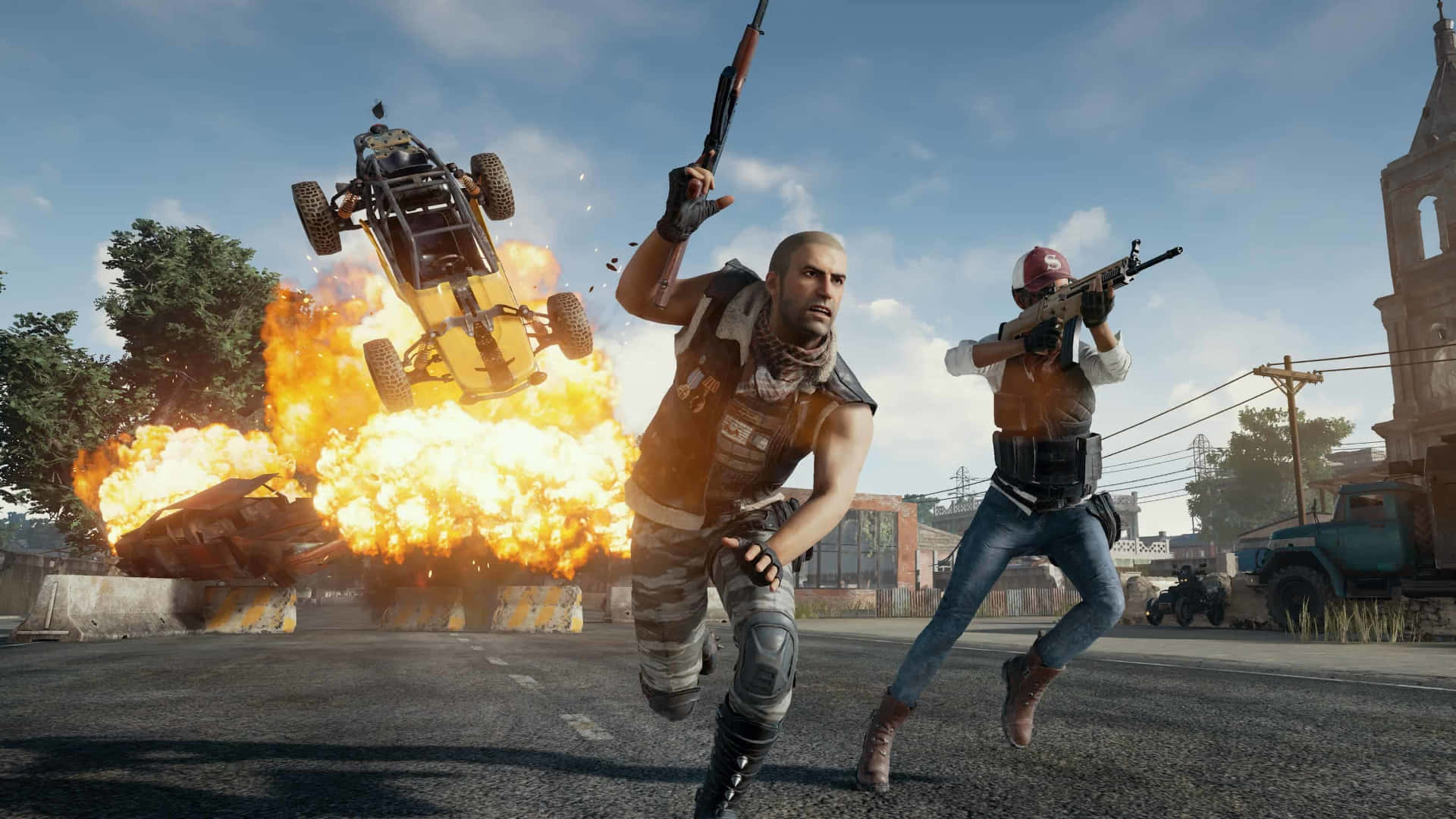 Pubg 1920x1080 桌布 壁紙 — 兩名武裝玩家在陽光明媚的城市街道上奔跑，身後一輛汽車爆炸，火焰和碎片沖天而起。
