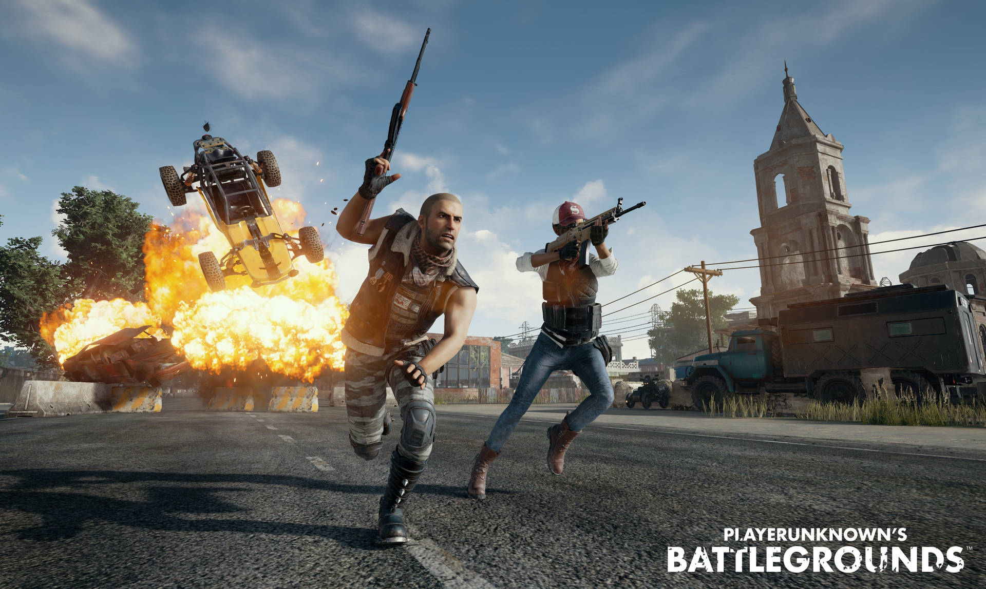 兩名玩家持槍奔跑，一輛汽車在城鎮街道上爆炸。 — PUBG 4K 壁紙 壁紙