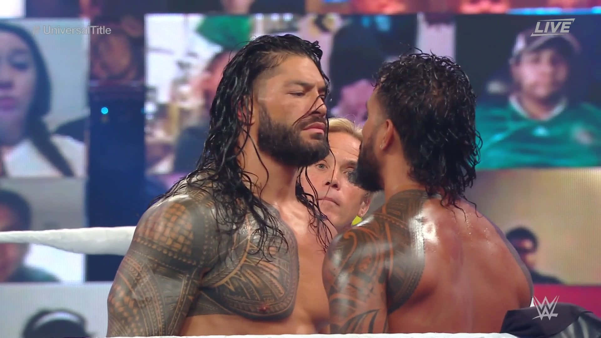 Roman Reigns 桌布 壁紙 — 兩名汗流浹背、有刺青的摔角手在擂台上激烈對峙，裁判在旁緊密注視。