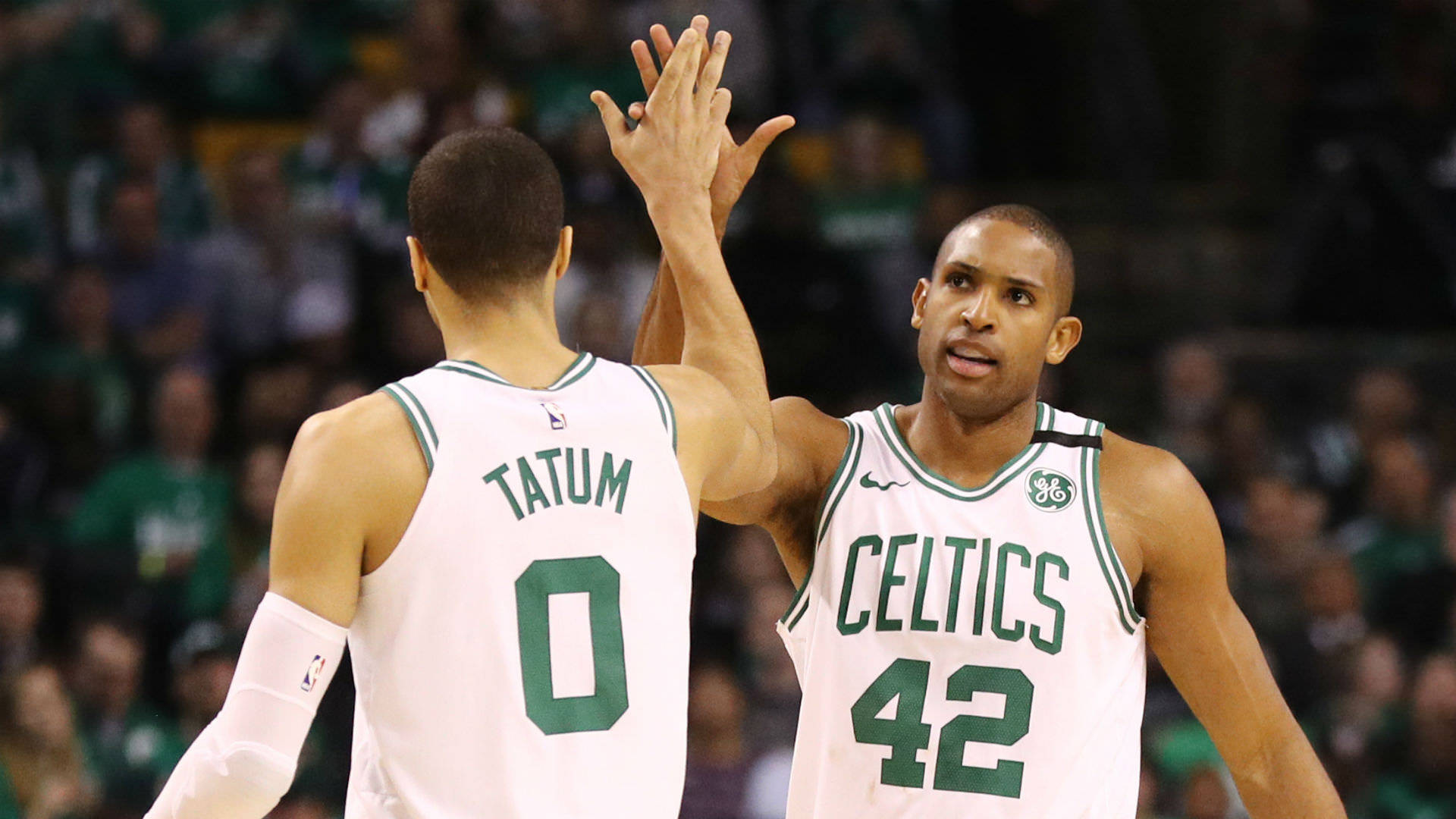 Al Horford 桌布 壁紙 — 兩名波士頓塞爾提克籃球球員在比賽中擊掌，背景有觀眾。