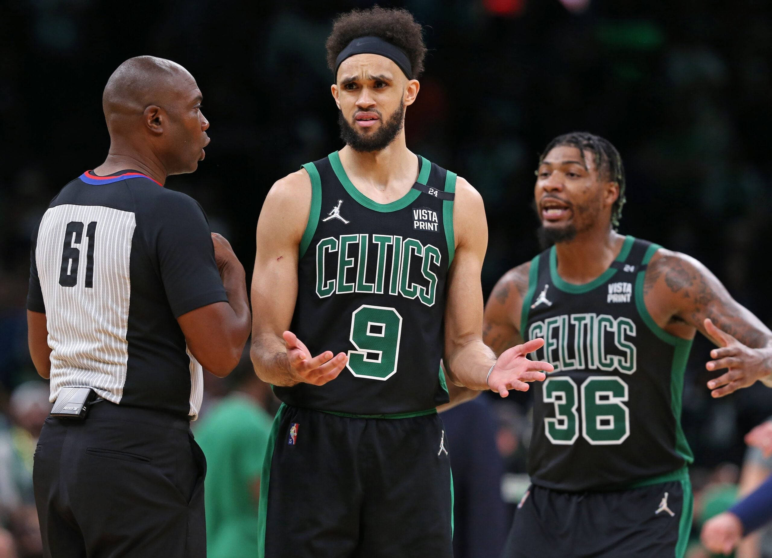 NBA 桌布 壁紙 — 兩名波士頓塞爾提克籃球球員在比賽中沮喪地做手勢，而一名裁判在聆聽。