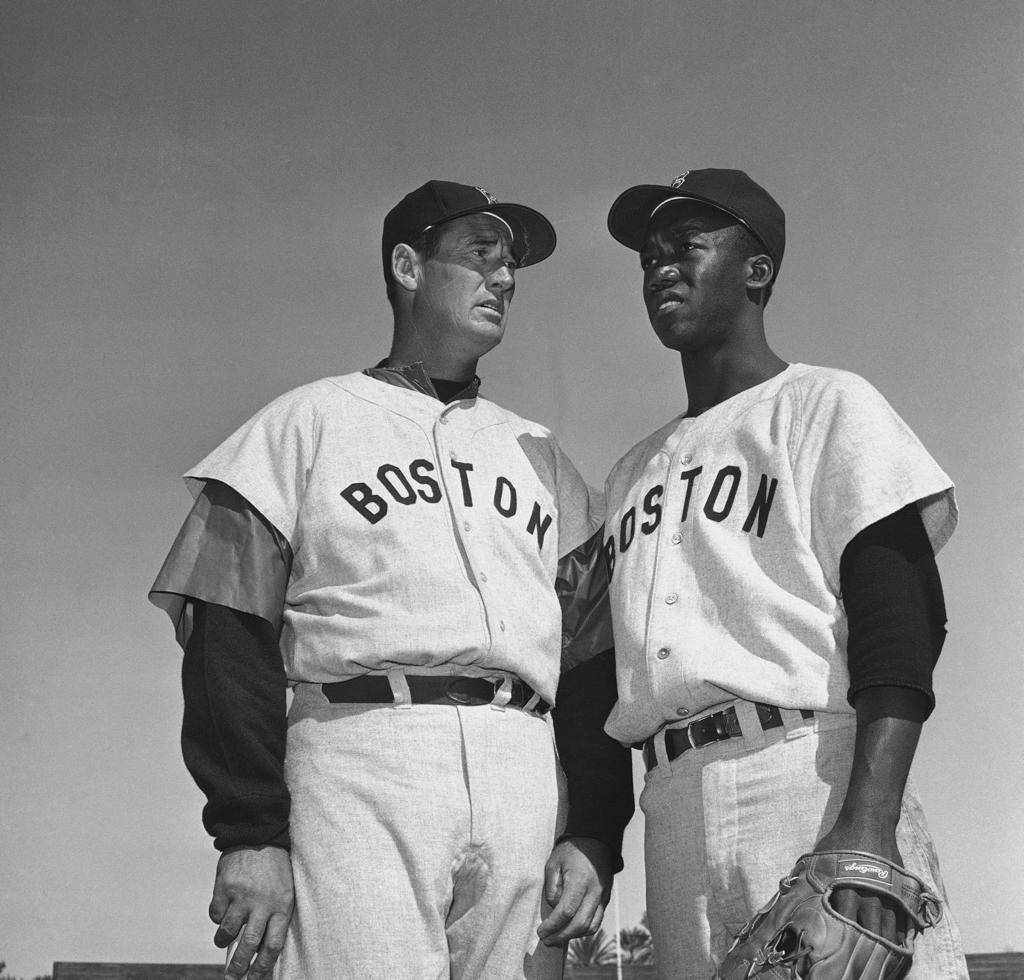 Ted Williams 桌布 壁紙 — 兩名波士頓棒球選手穿著復古制服，在晴朗的天空下並肩站立，其中一人戴著手套。