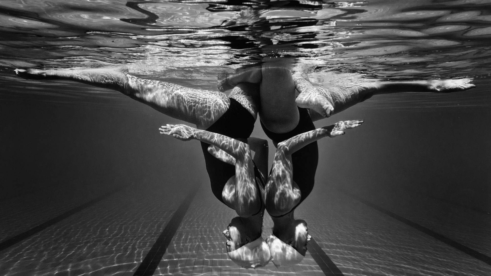 Swimming 桌布 壁紙 — 兩名泳者在漣漪水面下以黑白同步滑行。