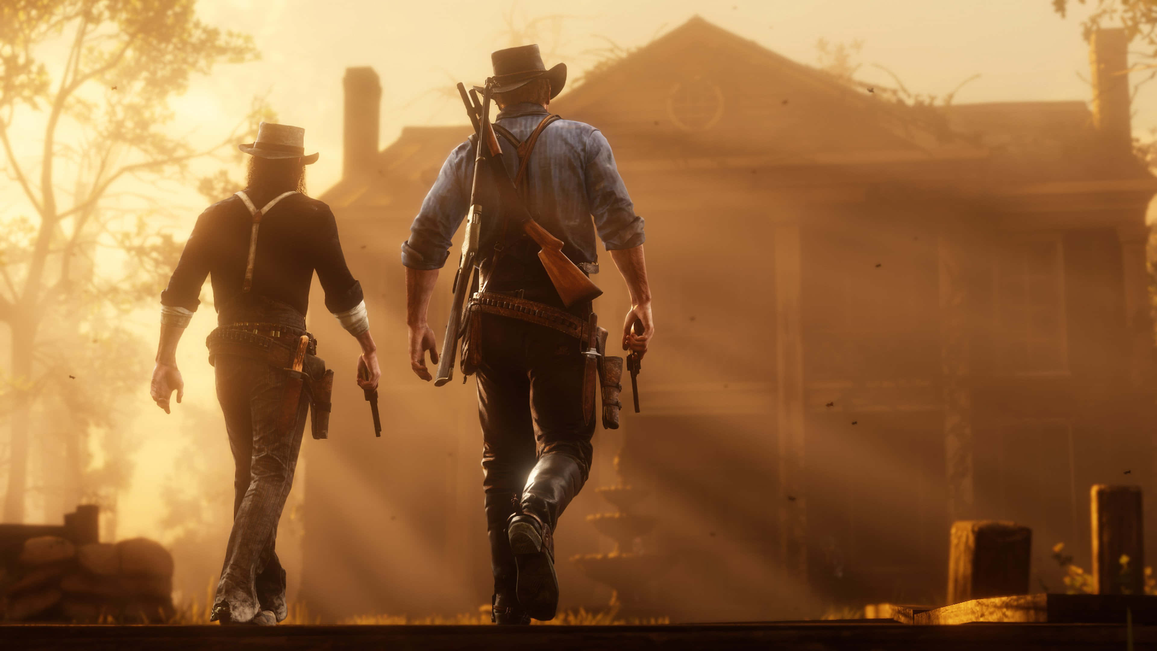 Best Red Dead Redemption 2 桌布 壁紙 — 兩名牛仔遠離鏡頭，沿著塵土飛揚的小路走向沐浴在金色夕陽下的老房子。