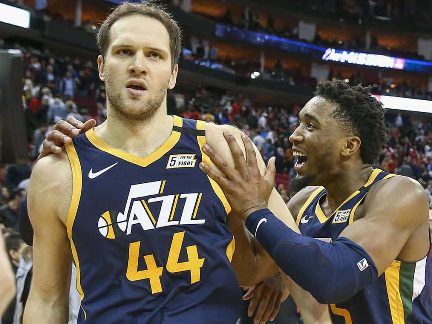 NBA 桌布 壁紙 — 兩名猶他爵士籃球球員在比賽中激烈慶祝，背景有球迷歡呼。