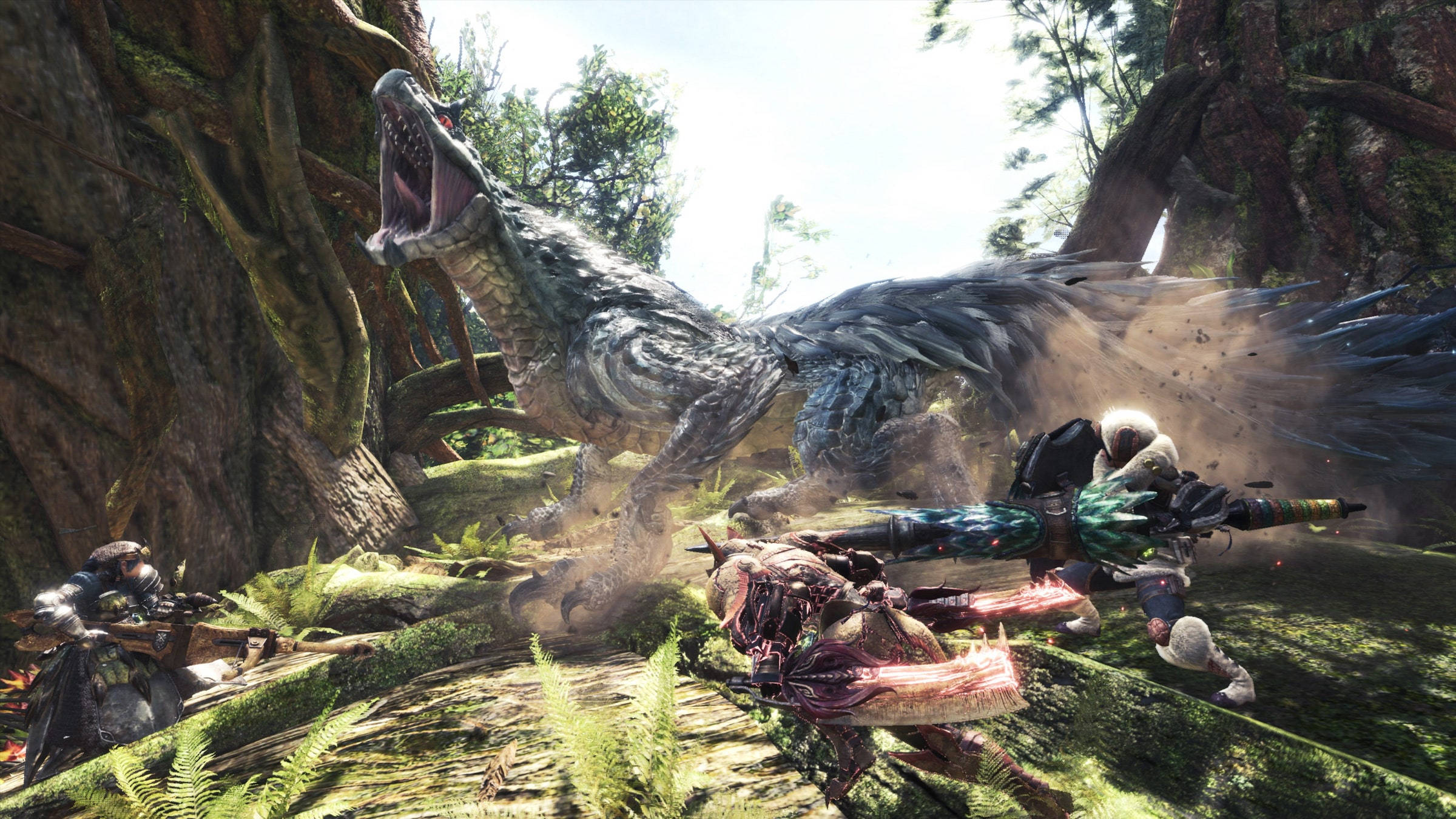 Monster Hunter 桌布 壁紙 — 兩名獵人在陽光明媚的森林中與一隻巨大的咆哮恐龍狀怪物戰鬥，森林中有蕨類植物和巨樹。