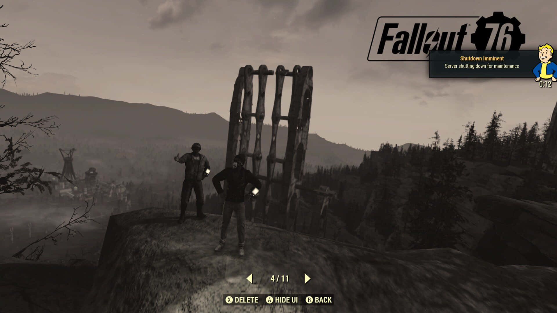 1920x1080 Dayz Epoch Mod 桌布 壁紙 — 兩名玩家站在岩石露頭上，俯瞰 Fallout 76 中荒涼的末日後景觀。