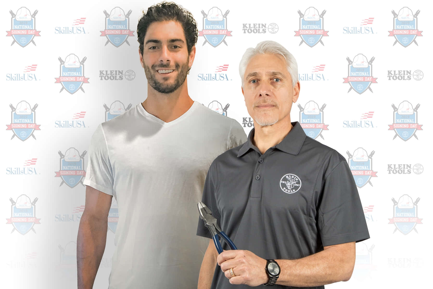 Jimmy Garoppolo 桌布 壁紙 — 兩名男子在品牌背景前擺姿勢，一人拿著鉗子，一人微笑，拍攝宣傳照。