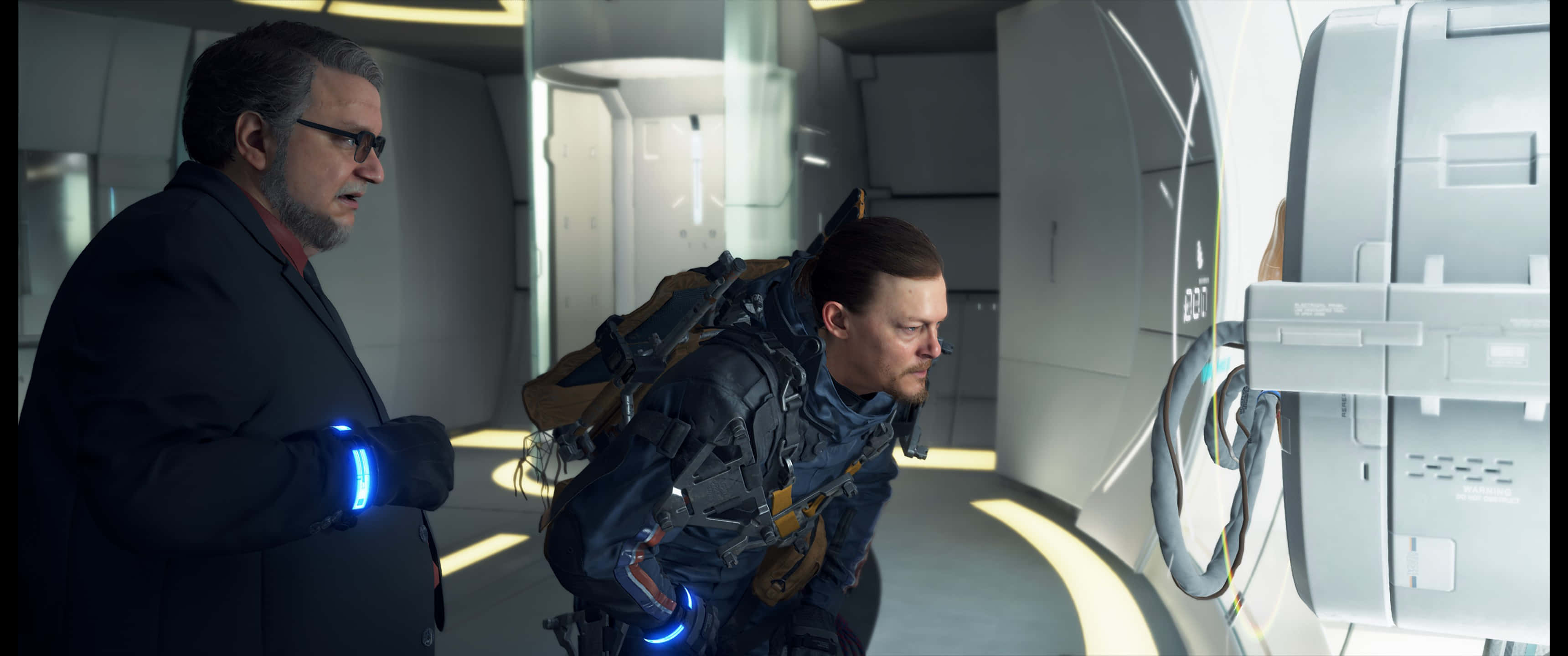 3440x1440p Death Stranding 桌布 壁紙 — 兩名男子在未來主義風格的白色走廊中，一人身穿西裝，一人身穿戰術裝備，兩人都在看著一台帶有藍色發光裝飾的機器。