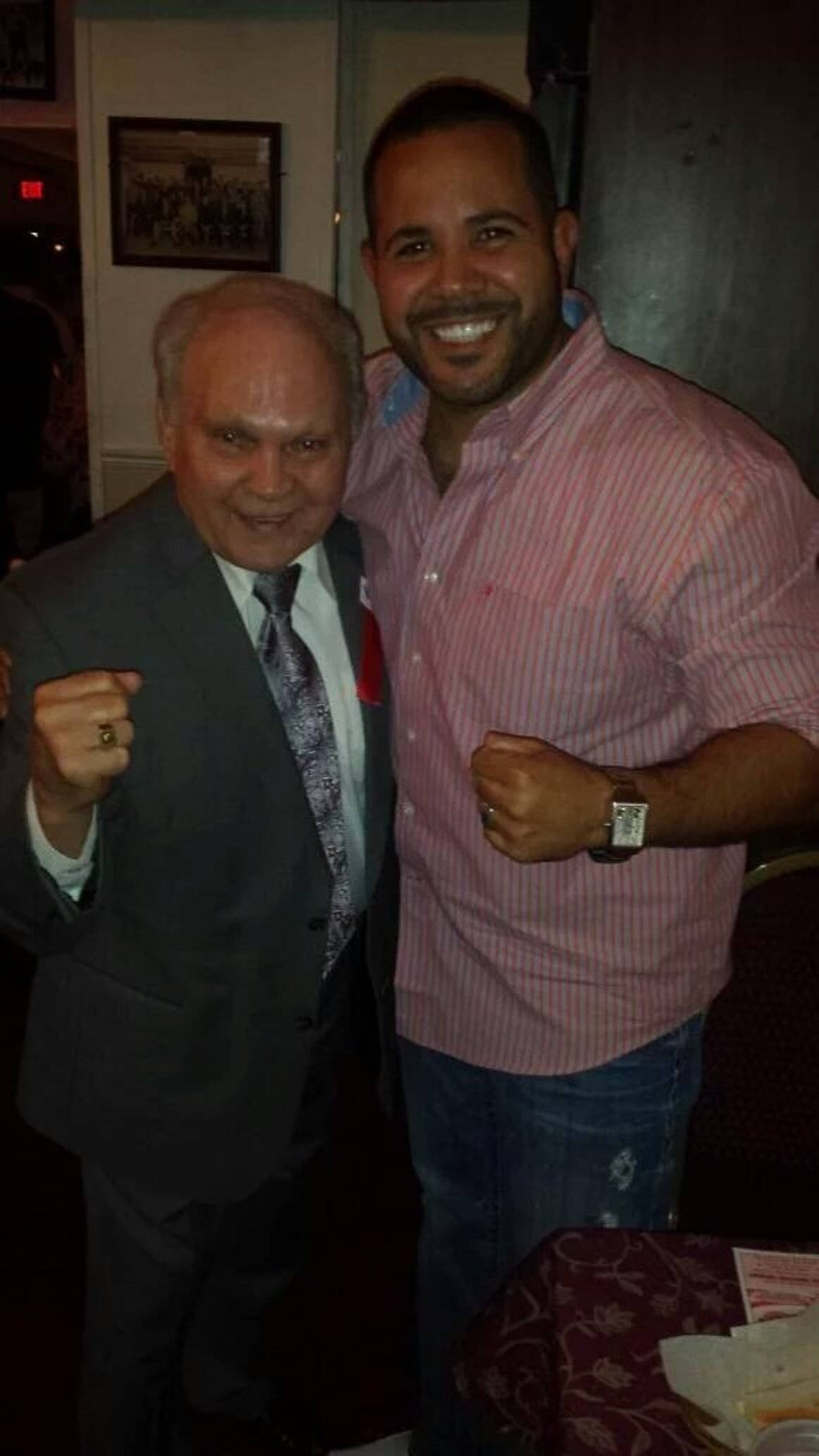 Boxing 桌布 壁紙 — 兩名男子在溫暖燈光的室內環境中高舉勝利的拳頭擺姿勢。