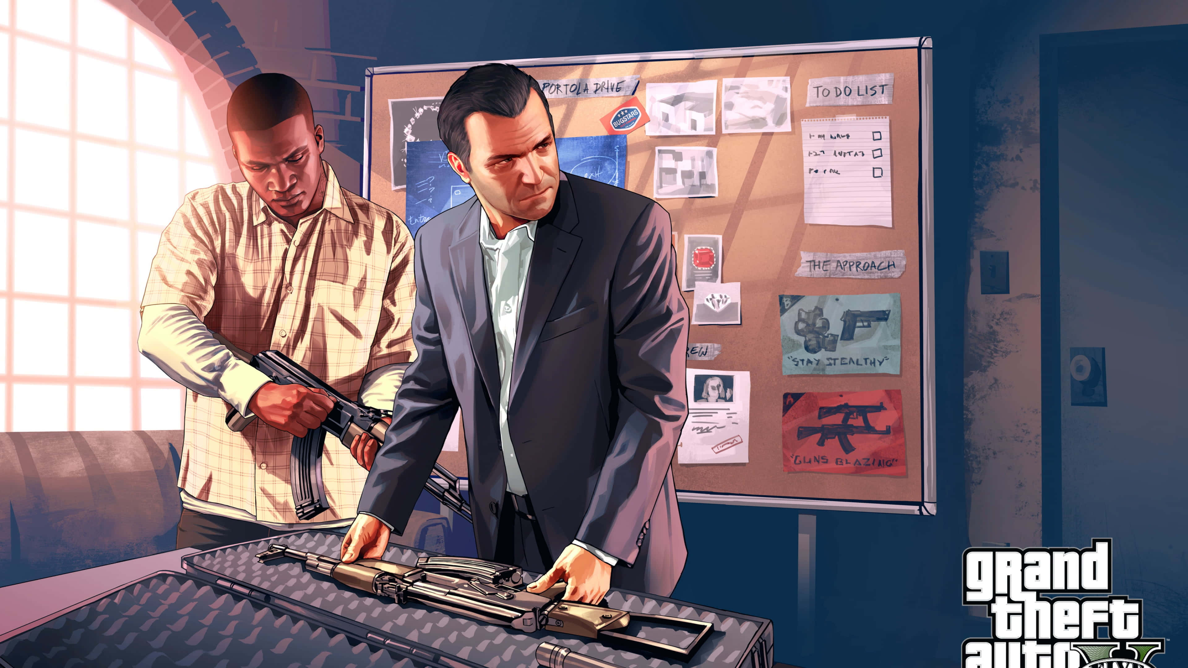 Gta V 4K 桌布 壁紙 — 兩名男子在燈光昏暗的辦公室裡檢查桌上的步槍，而佈告欄上顯示著犯罪計劃和照片。
