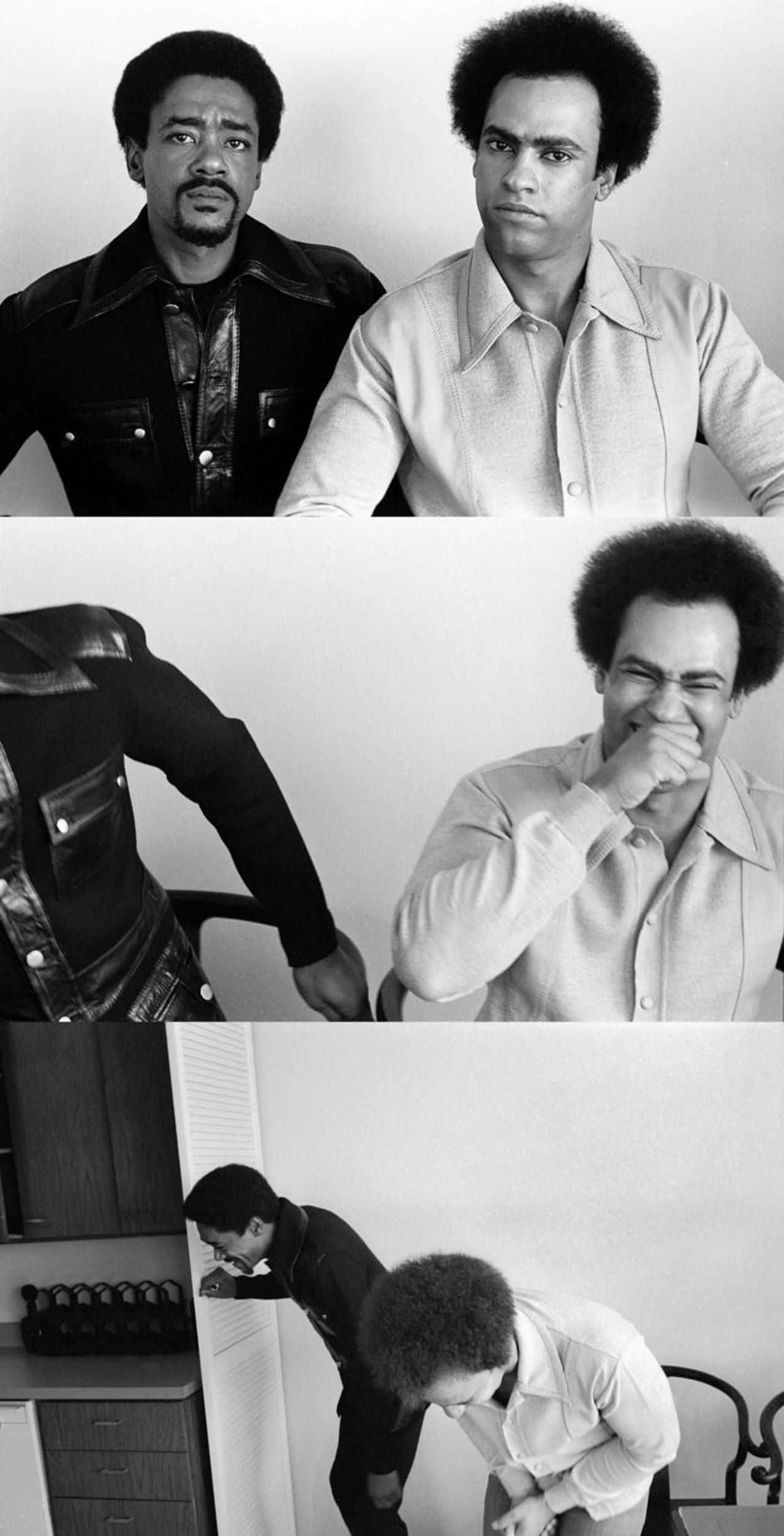 Black Panther Party 桌布 壁紙 — 兩名男子在黑白照片拼貼中，展現嚴肅表情與玩樂時刻，背景為簡單的室內環境。