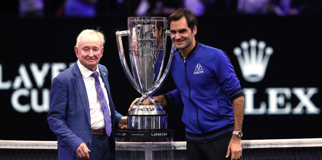 Tennis 桌布 壁紙 — 兩名男子站在一個大型銀色網球獎盃旁邊，背景是帶有 'Laver Cup' 和 'Rolex' 標誌的球場。