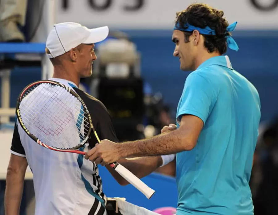 Tennis 桌布 壁紙 — 兩名男性網球運動員在球場上握手，一人戴白色帽子，另一人戴藍色頭帶。