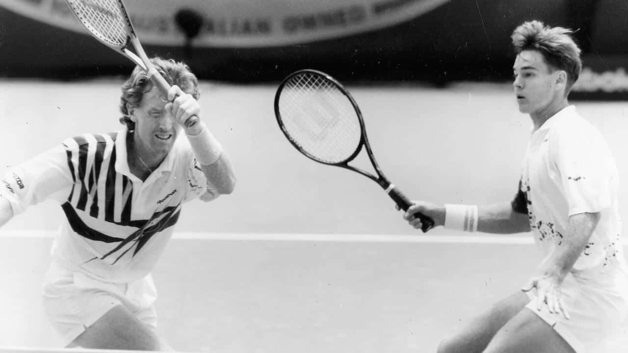 Tennis 桌布 壁紙 — 兩名男性網球選手在球場上激烈競爭，以戲劇性的黑白動作捕捉。