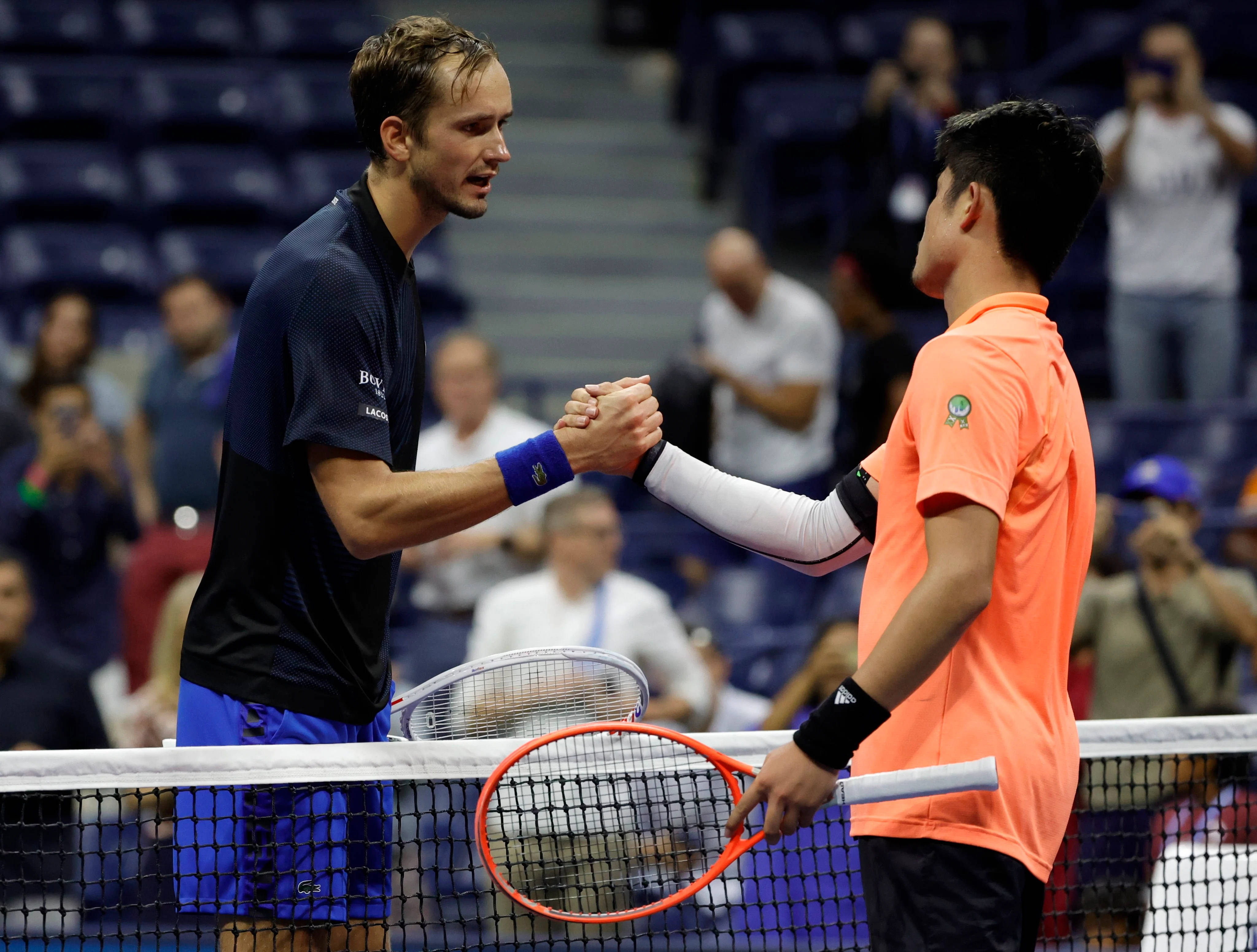 Tennis 桌布 壁紙 — 兩名男網球選手在比賽中隔網握手，背景有觀眾。
