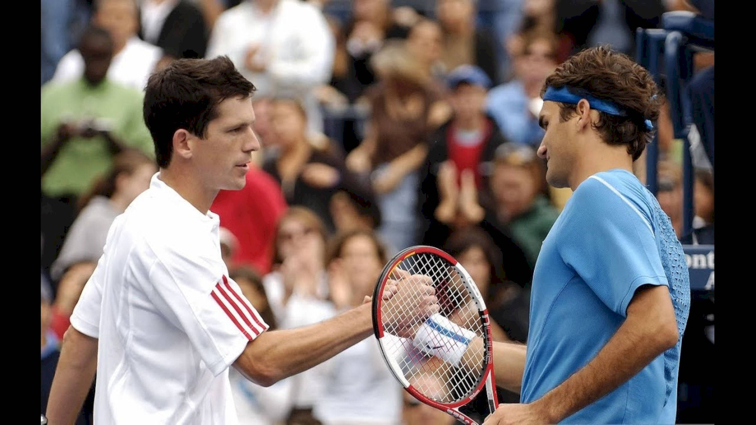 Tennis 桌布 壁紙 — 兩名男網球選手在球場上隔著球拍握手，背景有觀眾。