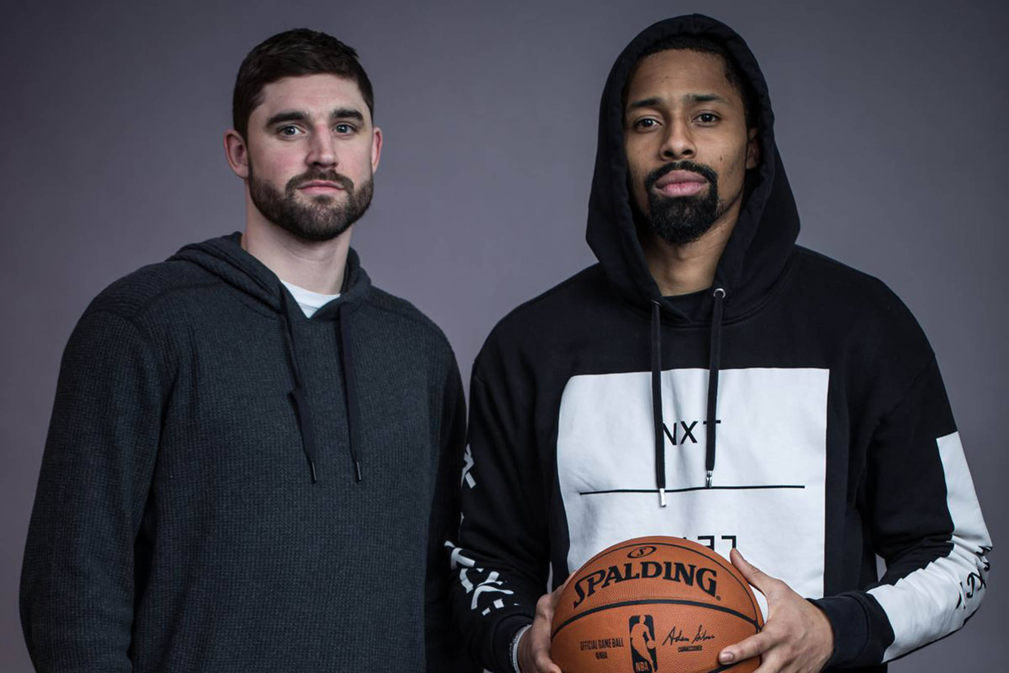 joe harris 桌布 壁紙 — 兩名留鬍鬚的男子穿著連帽衫，在灰色背景前嚴肅地擺姿勢，其中一人拿著一個Spalding籃球。