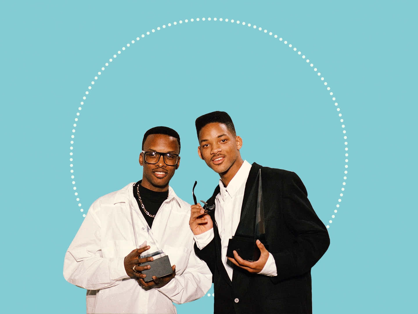 Rap 桌布 壁紙 — 兩名穿著90年代時尚的男士在一個由虛線圓圈框住的青綠色背景前手持獎項擺姿勢。