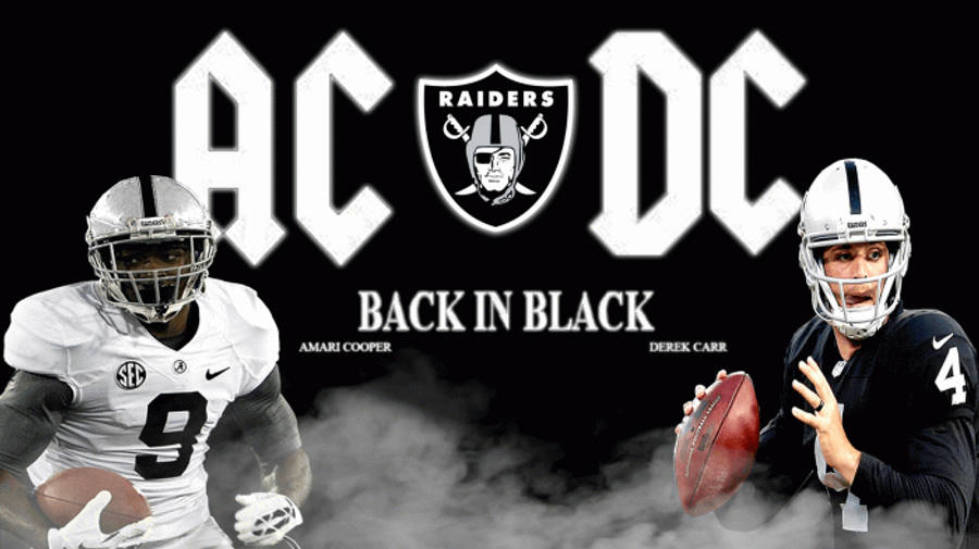 黑色 桌布 壁紙 — 兩名穿著Raiders裝備的足球運動員在黑色背景上以煙霧效果夾著AC DC標誌。