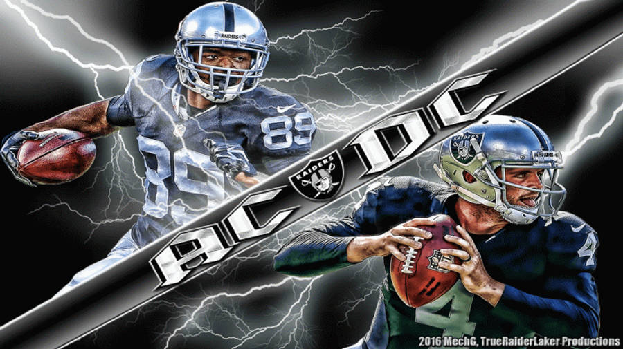 Derek Carr 桌布 壁紙 — 兩名穿著Raiders裝備的足球運動員在暴風雨閃電背景下動態碰撞，並帶有粗體斜向文字。
