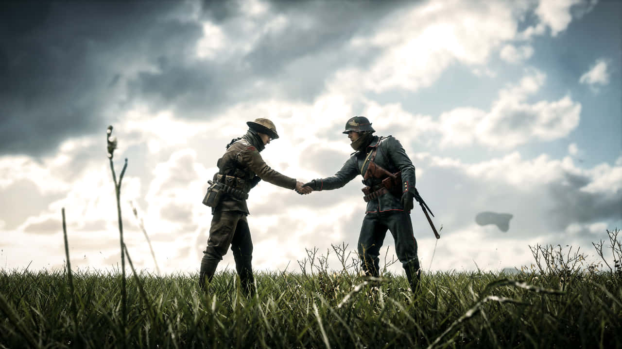 桌布 壁紙 — 兩名穿著一戰軍服的士兵在戲劇性的多雲天空下，在草地上握手。