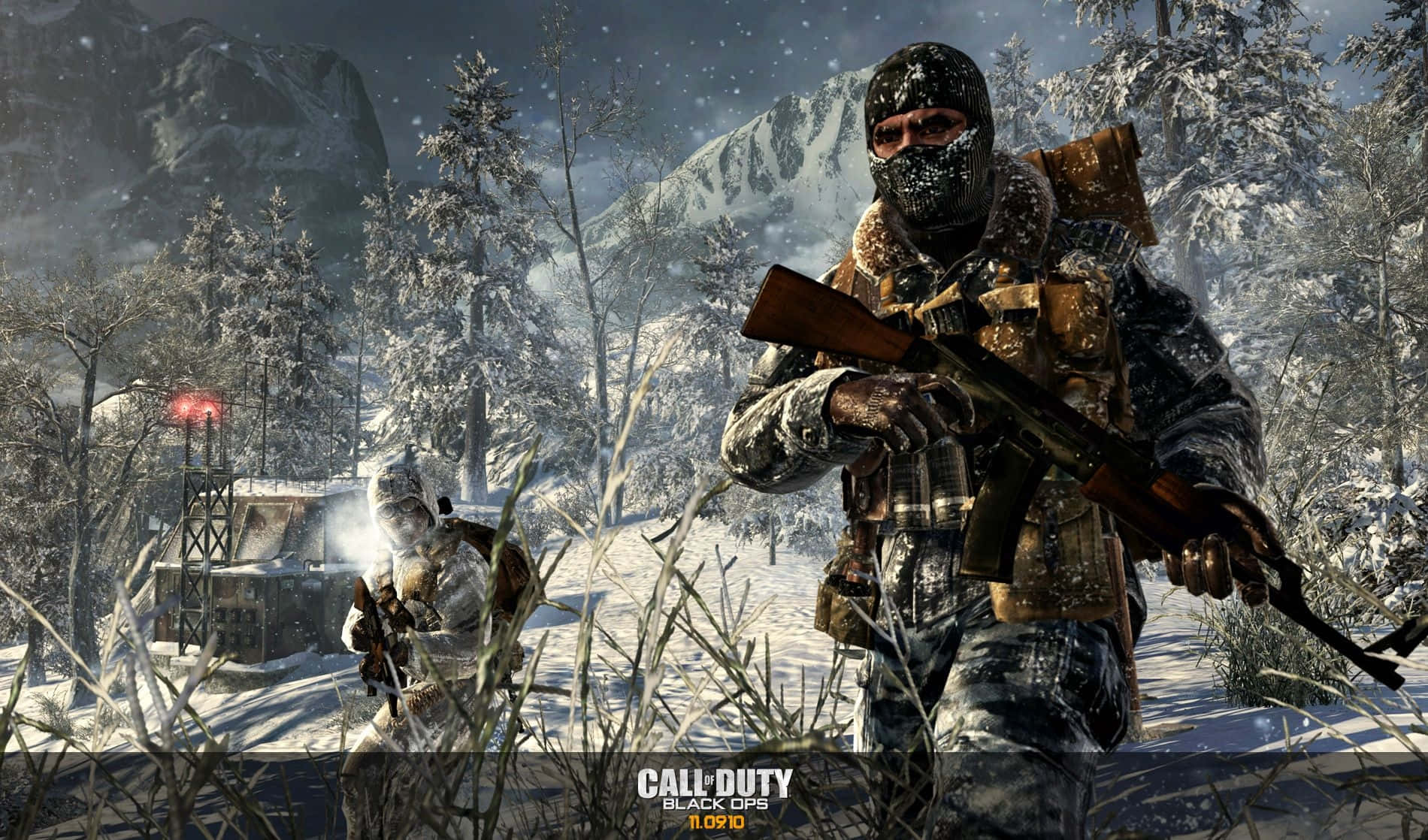 Call Of Duty Black Ops 桌布 壁紙 — 兩名穿著冬季裝備的士兵在白雪覆蓋的森林中前進，背景有山脈。