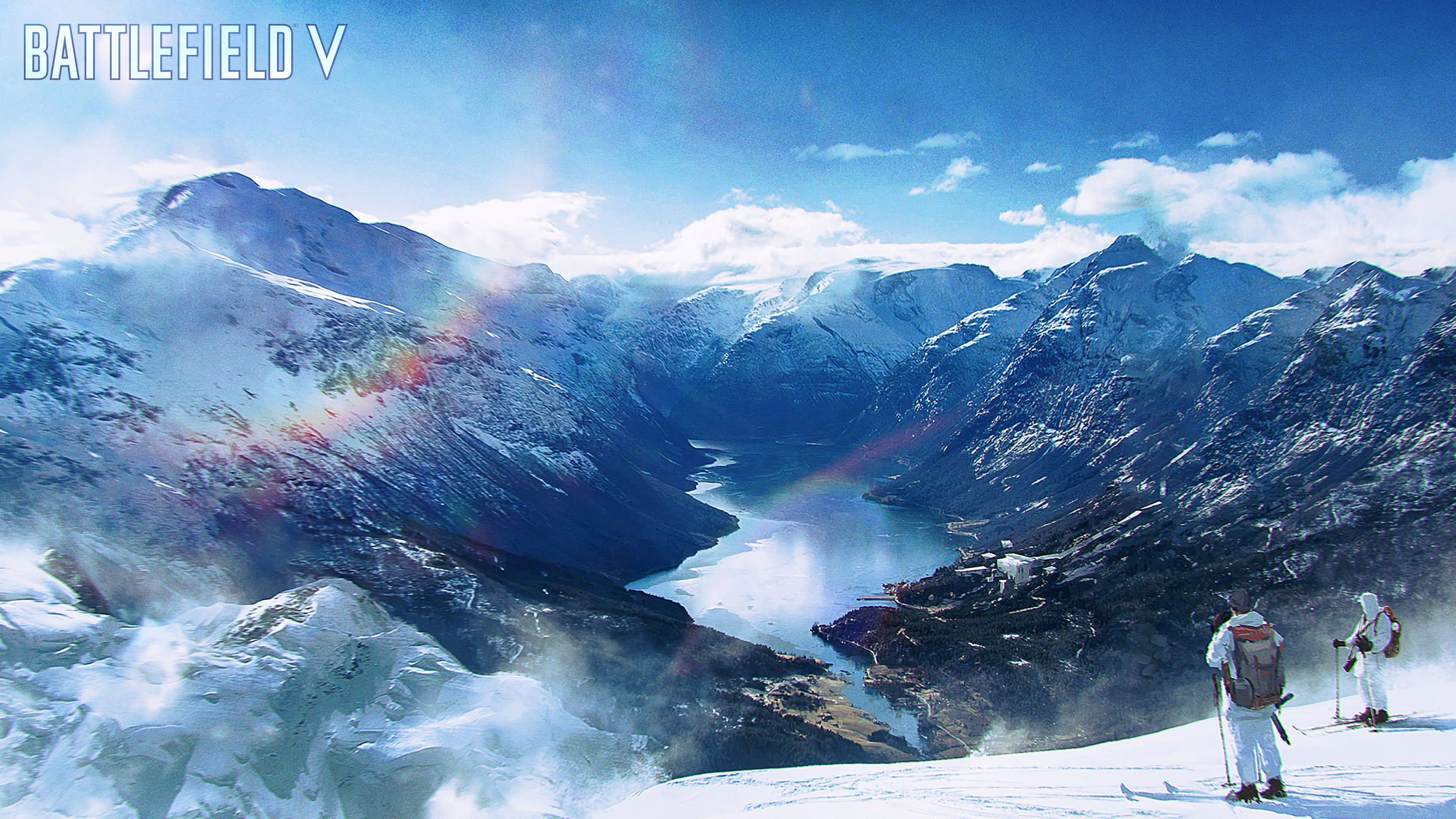 Battlefield 5 桌布 壁紙 — 兩名穿著冬季裝備的士兵站在白雪覆蓋的山脊頂部，俯瞰著廣闊的阿爾卑斯山谷，山谷中有蜿蜒的河流和遠處的山峰，明亮的藍天下有一道淡淡的彩虹。