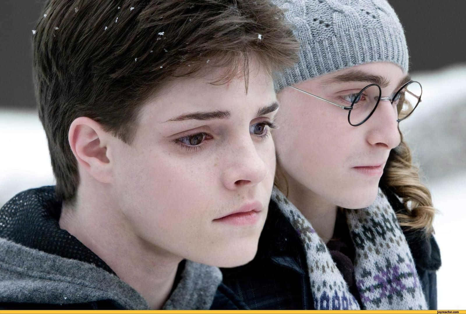 Hermione Granger 桌布 壁紙 — 兩名穿著冬季裝備的年輕男子在雪景背景下若有所思地凝視遠方。