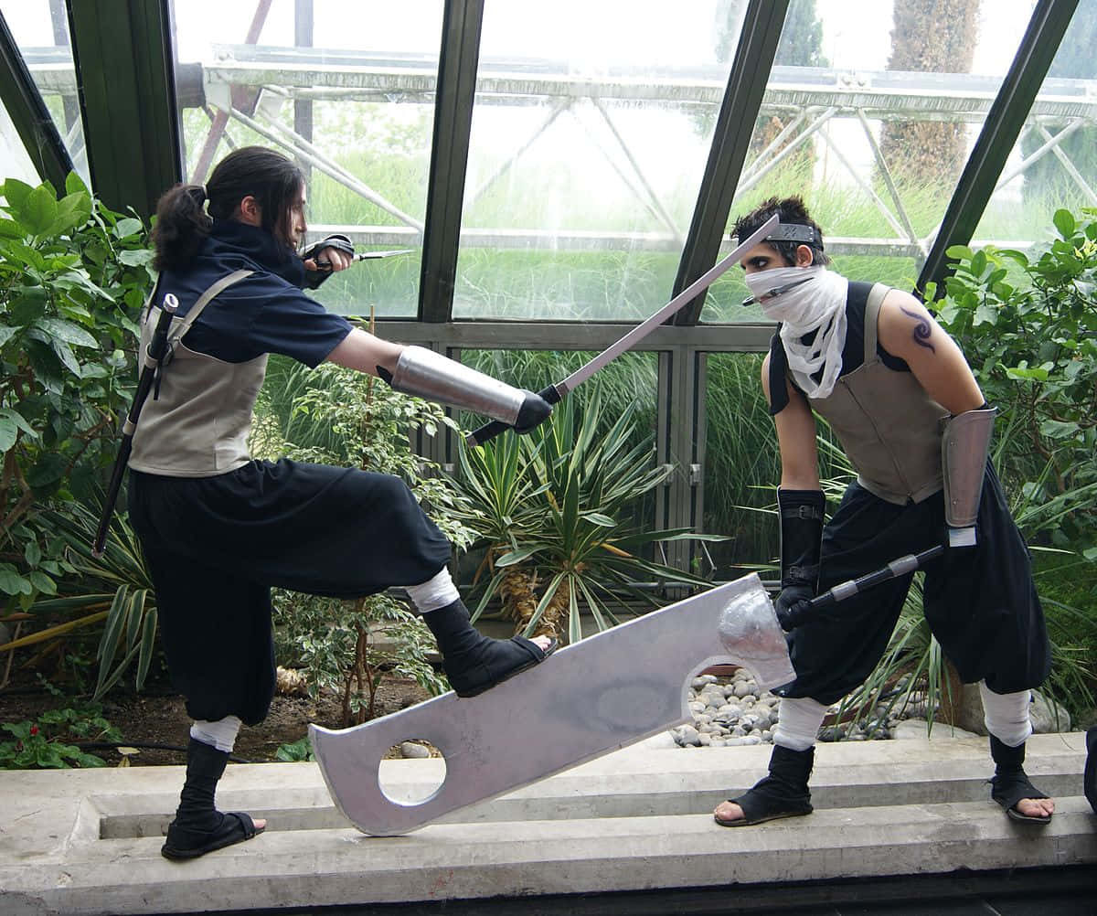 Zabusa Momochi 桌布 壁紙 — 兩名穿著忍者裝備的cosplayer在一個充滿茂密綠植的玻璃溫室內用超大劍決鬥。