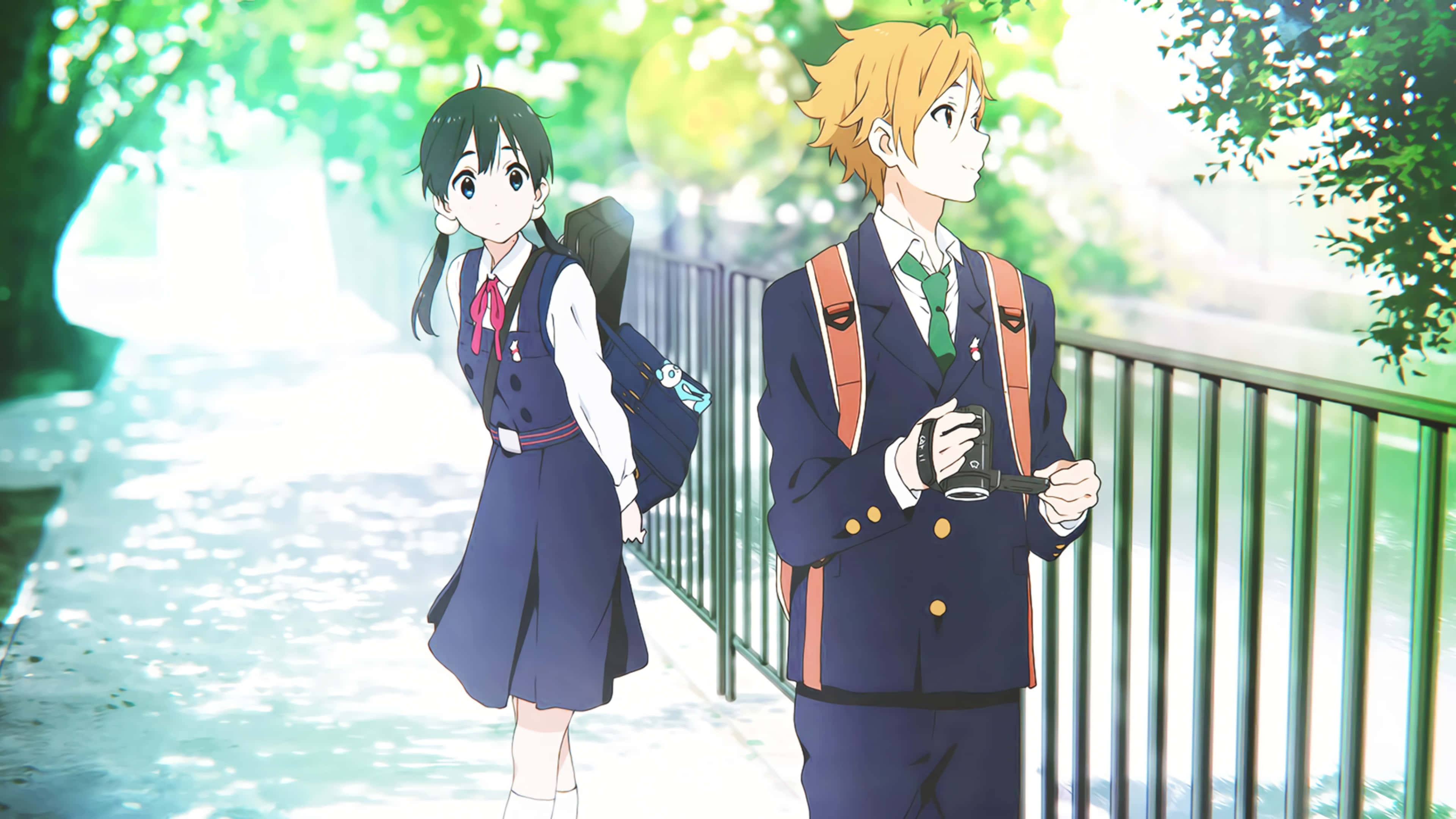Love Story 桌布 壁紙 — 兩名穿著校服的動漫學生沿著陽光明媚的林蔭小道行走，手持飲料。
