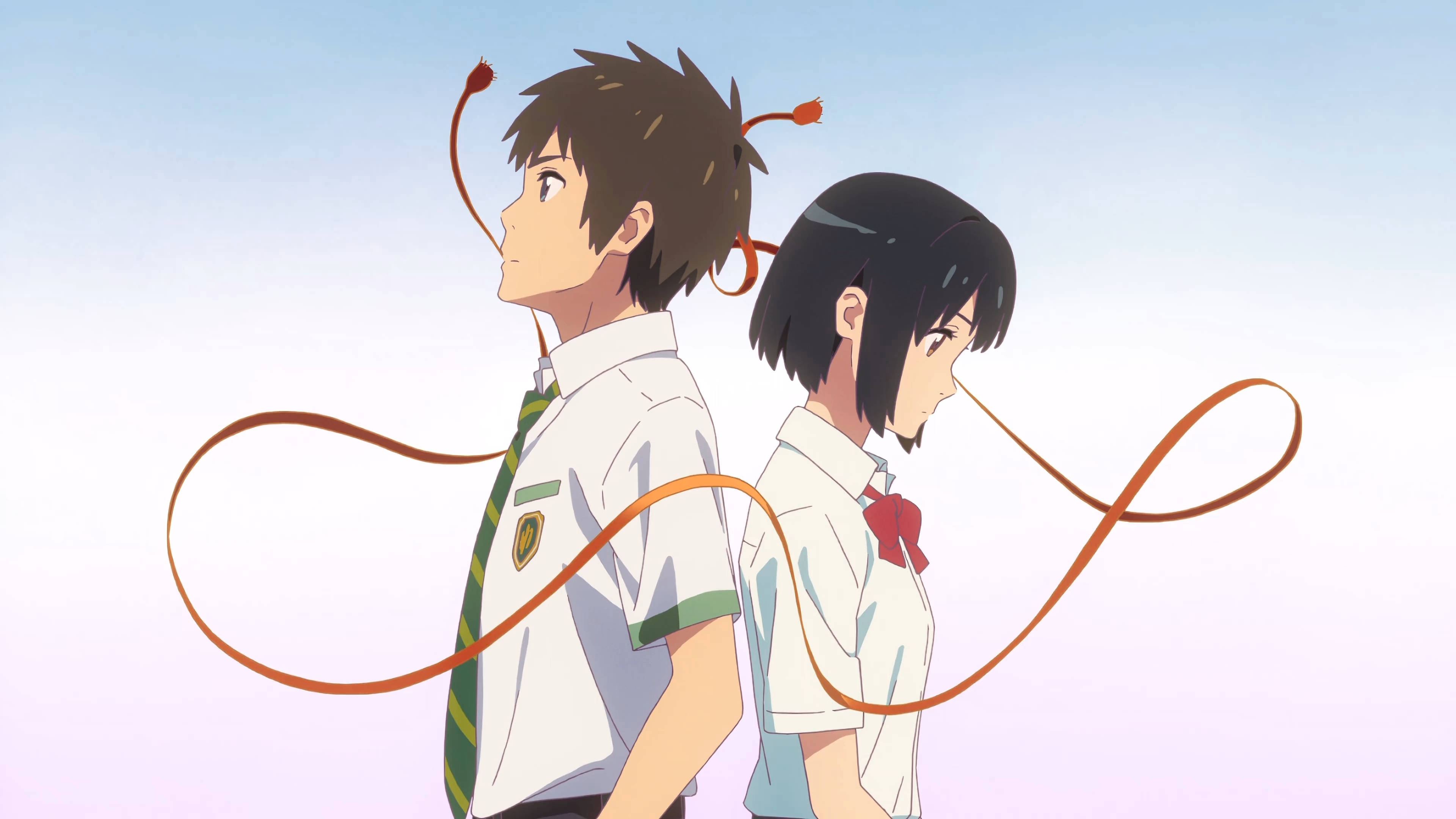 Your Name 桌布 壁紙 — 兩名穿著校服的動漫學生背對背站立，用絲帶連接他們的頭部，背景是柔和的漸變天空。