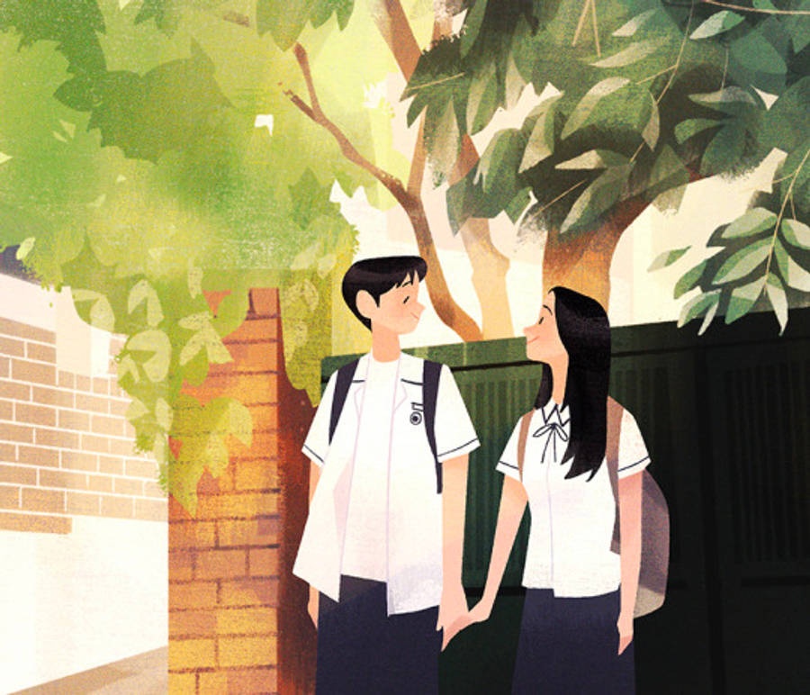 Beloved 桌布 壁紙 — 兩名穿著校服的學生在一棵枝葉茂密的樹下牽手，溫暖的陽光穿過綠葉灑落。