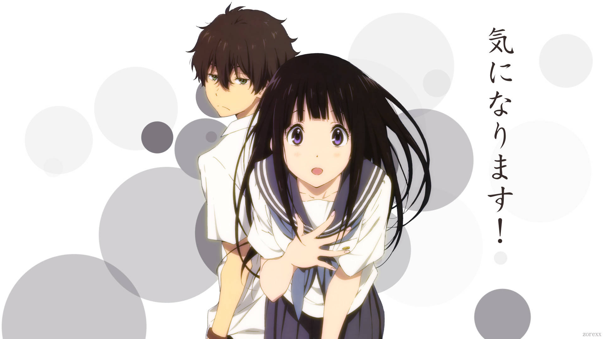 Oreki Houtarou 桌布 壁紙 — 兩名穿著水手服的動漫學生在柔和的灰色圓形背景上擁抱，並帶有日文字。