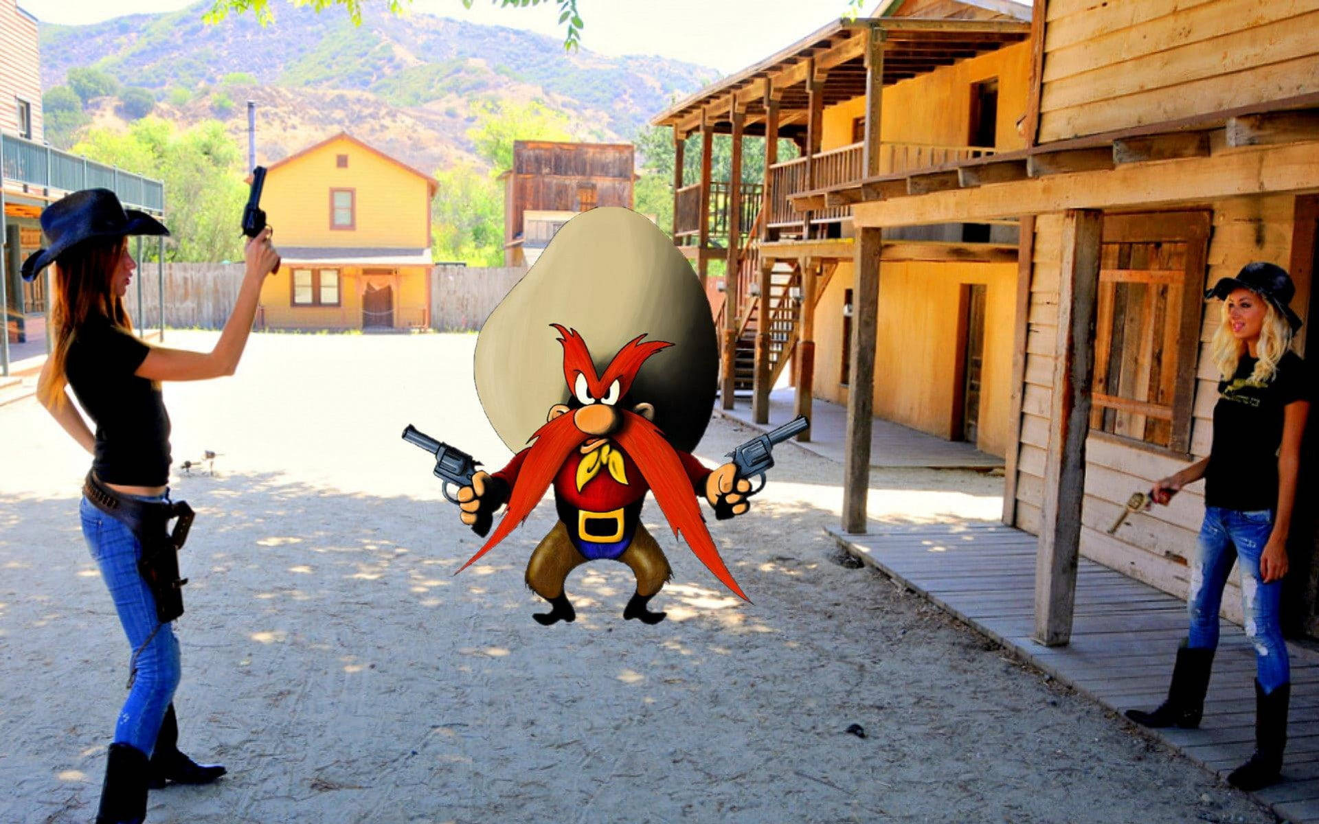 Yosemite Sam 桌布 壁紙 — 兩名穿著牛仔裝備的女性在塵土飛揚的西部小鎮與一個卡通風格的紅色鬍子角色對峙。