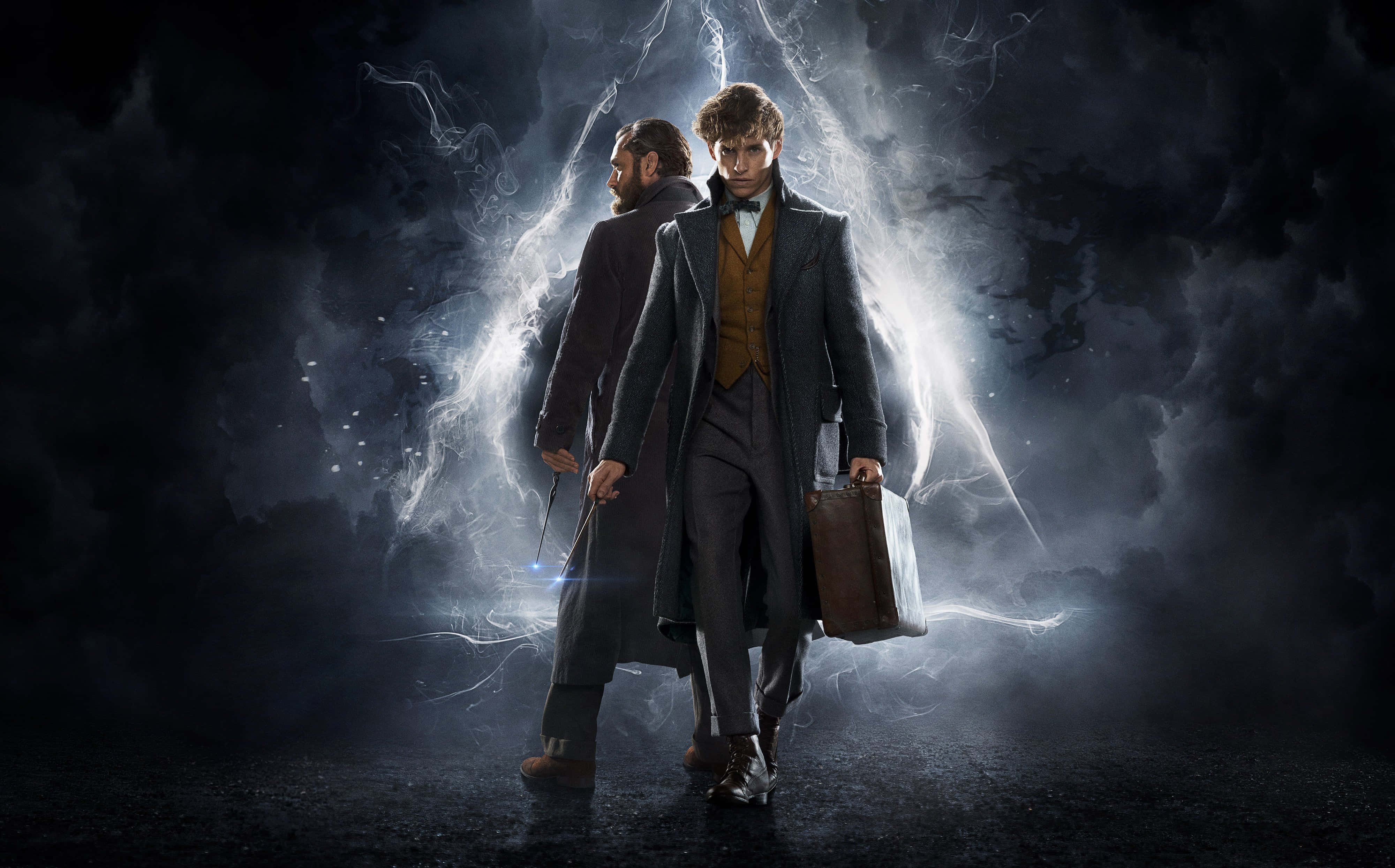 Fantastic Beasts 桌布 壁紙 — 兩名穿著維多利亞時代服裝的男子向前走過暴風雲層，身後有電光閃爍。