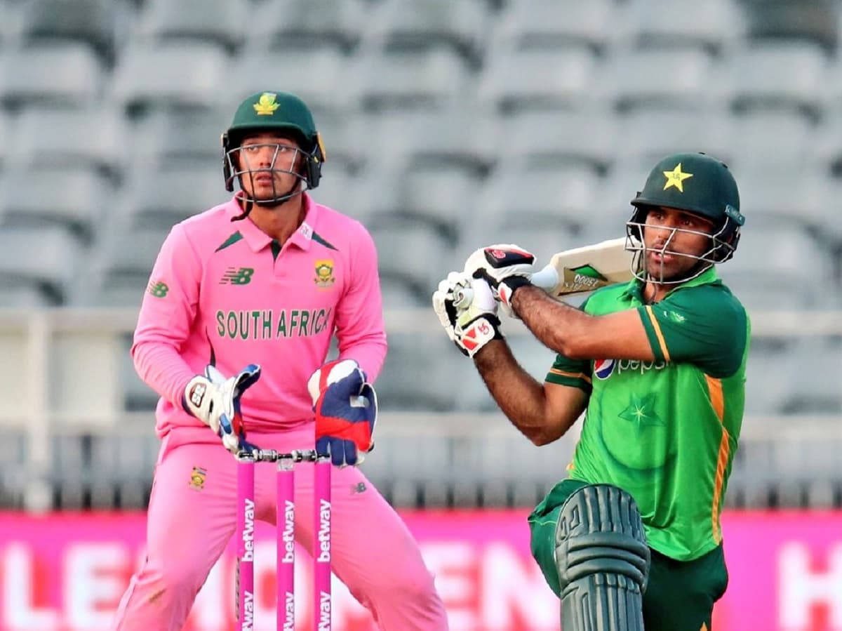 Fakhar Zaman 桌布 壁紙 — 兩名穿著鮮豔制服的板球運動員在陽光明媚的體育場比賽中高度專注。