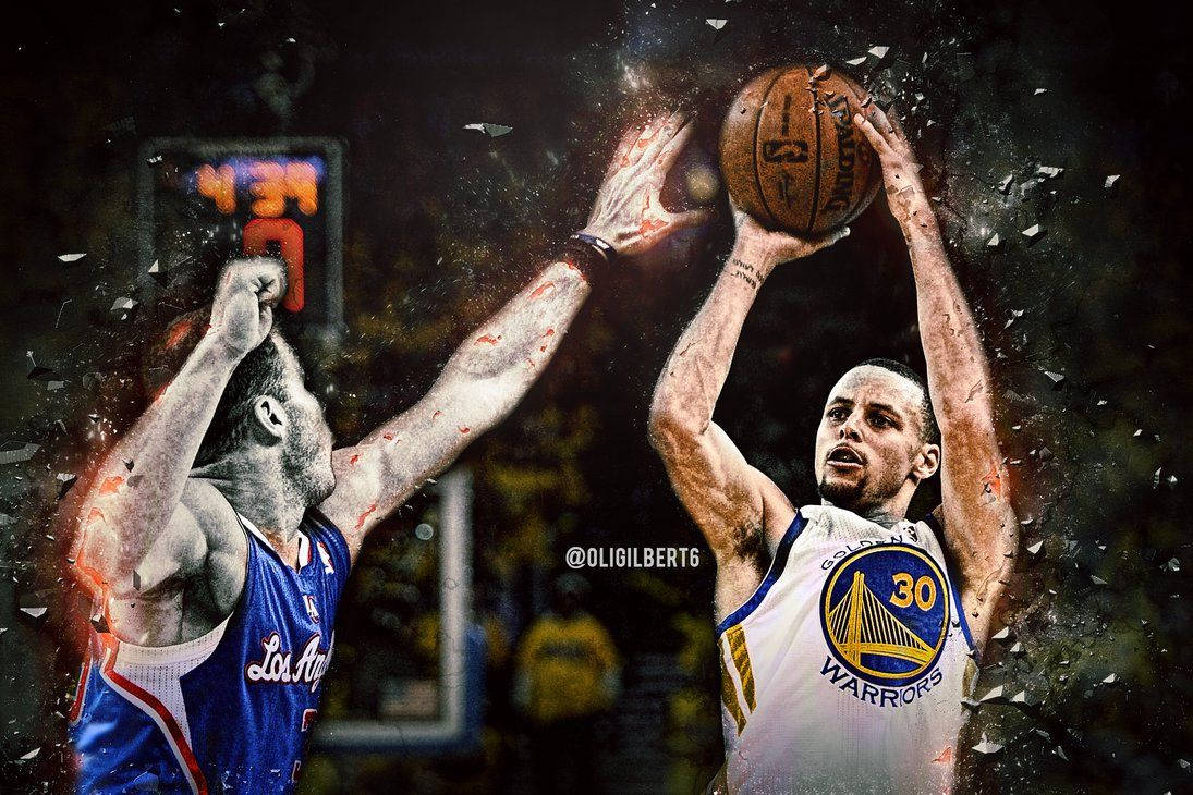 Curry 桌布 壁紙 — 兩名籃球運動員在半空中碰撞，其中一人投籃，玻璃在他們周圍碎裂，形成一個戲劇性的球館場景。