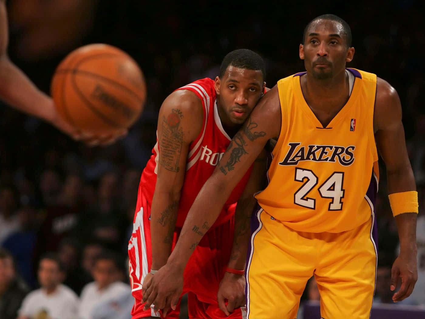 Tracy Mcgrady 桌布 壁紙 — 兩名籃球運動員在場館燈光下，於一場高風險比賽中激烈爭奪球權。