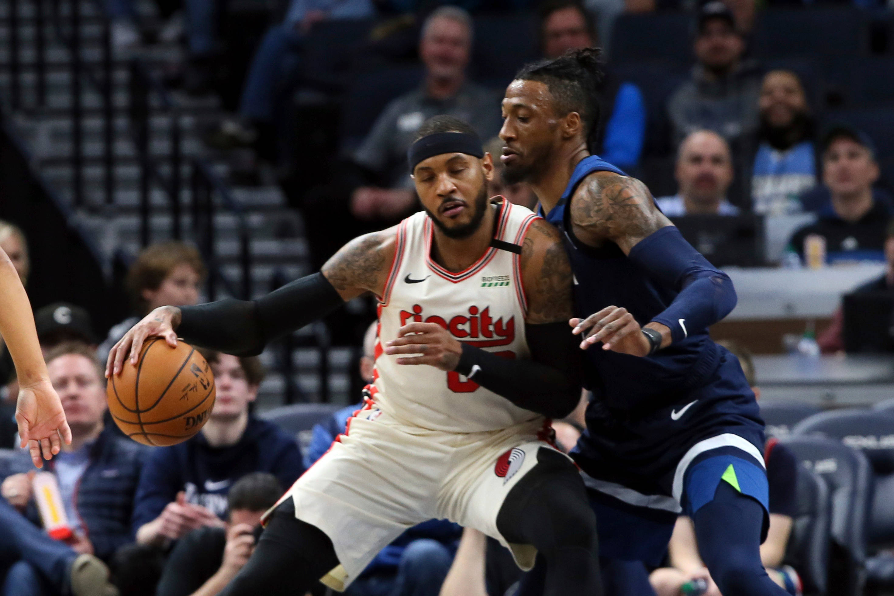 robert covington 桌布 壁紙 — 兩名籃球運動員在場館燈光下進行職業比賽時激烈爭奪球權。