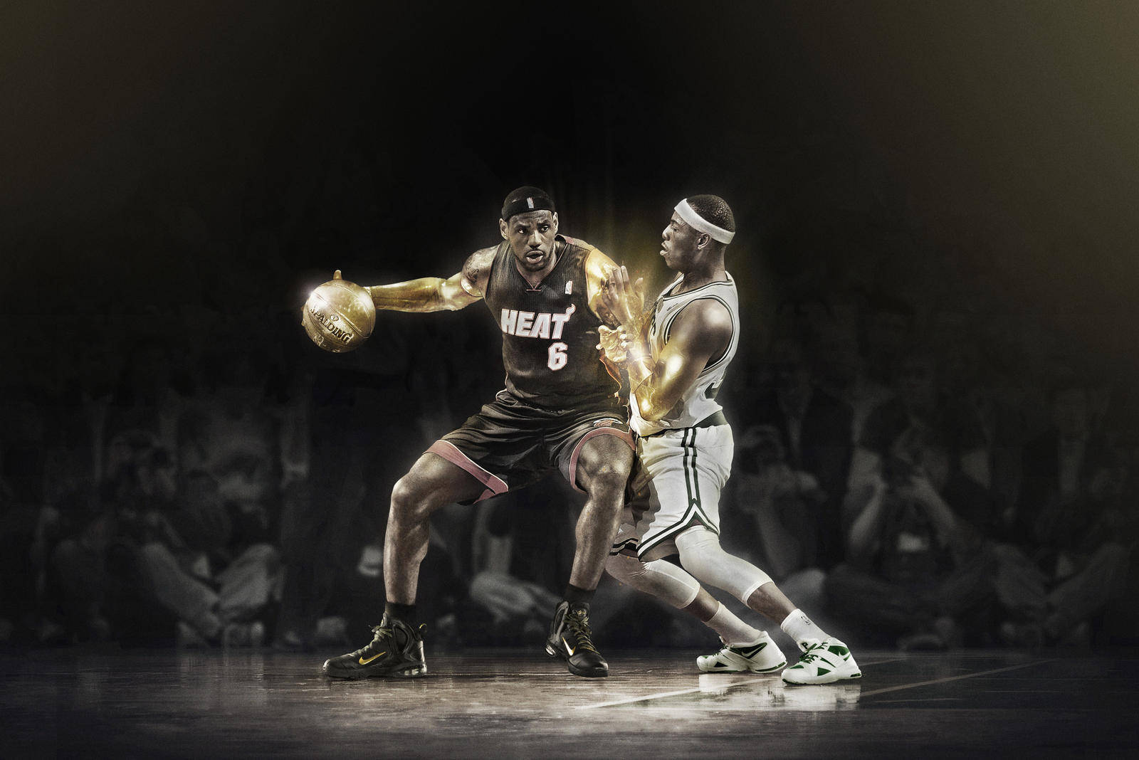 Paul Pierce 桌布 壁紙 — 兩名籃球運動員在戲劇性的聚光燈下激烈競爭，身體散發金色發光效果。