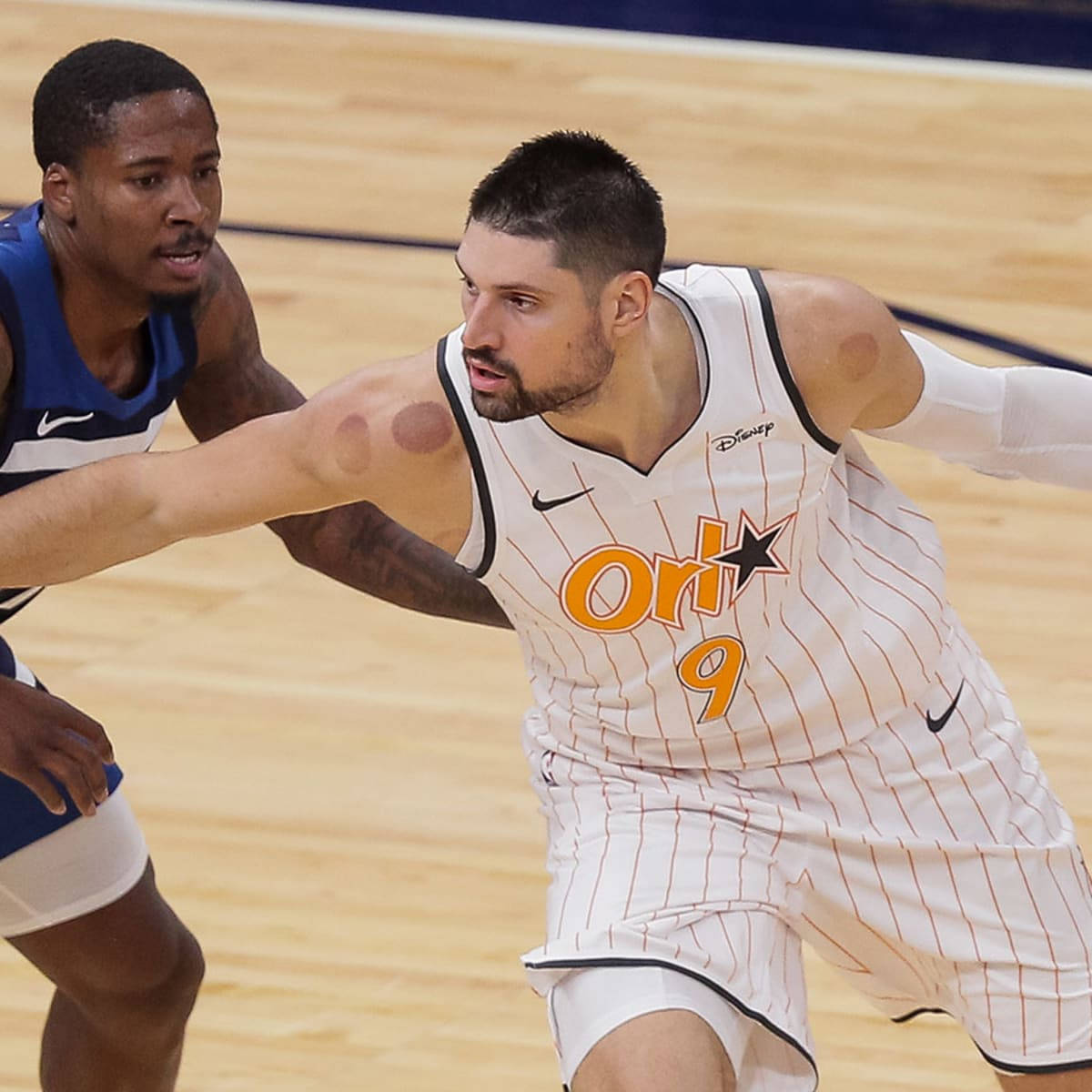 NBA 桌布 壁紙 — 兩名籃球運動員在拋光木地板上激烈競爭，比賽十分膠著。